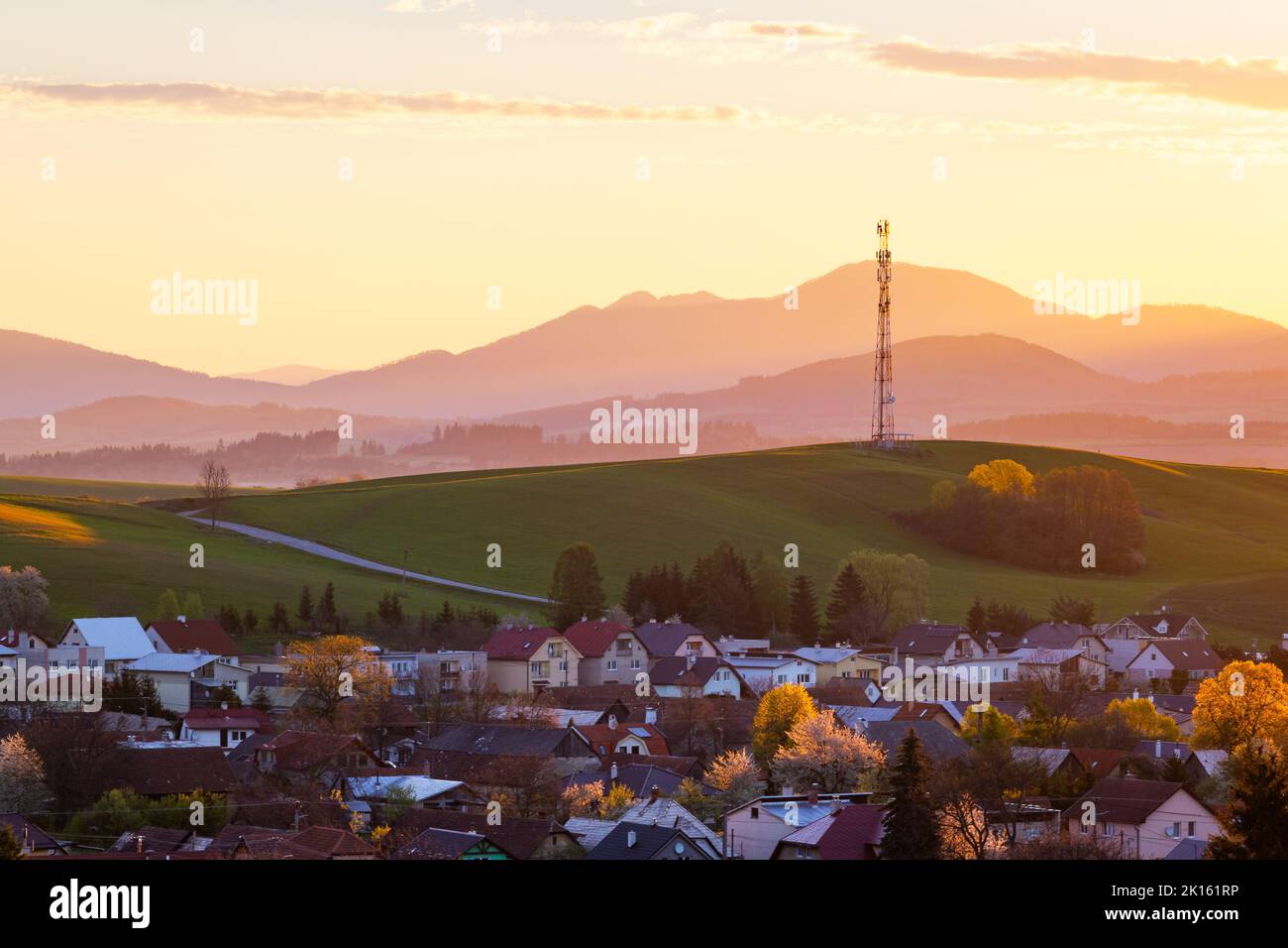 Morgen im Dorf Valca in der Region Turiec, Slowakei. Stockfoto