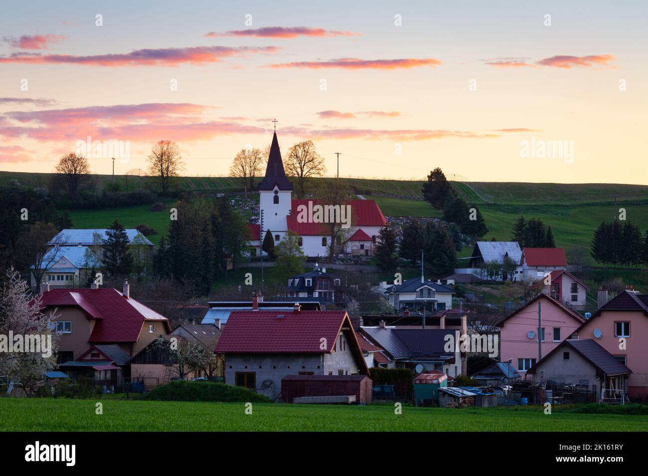Morgen im Dorf Valca in der Region Turiec, Slowakei. Stockfoto