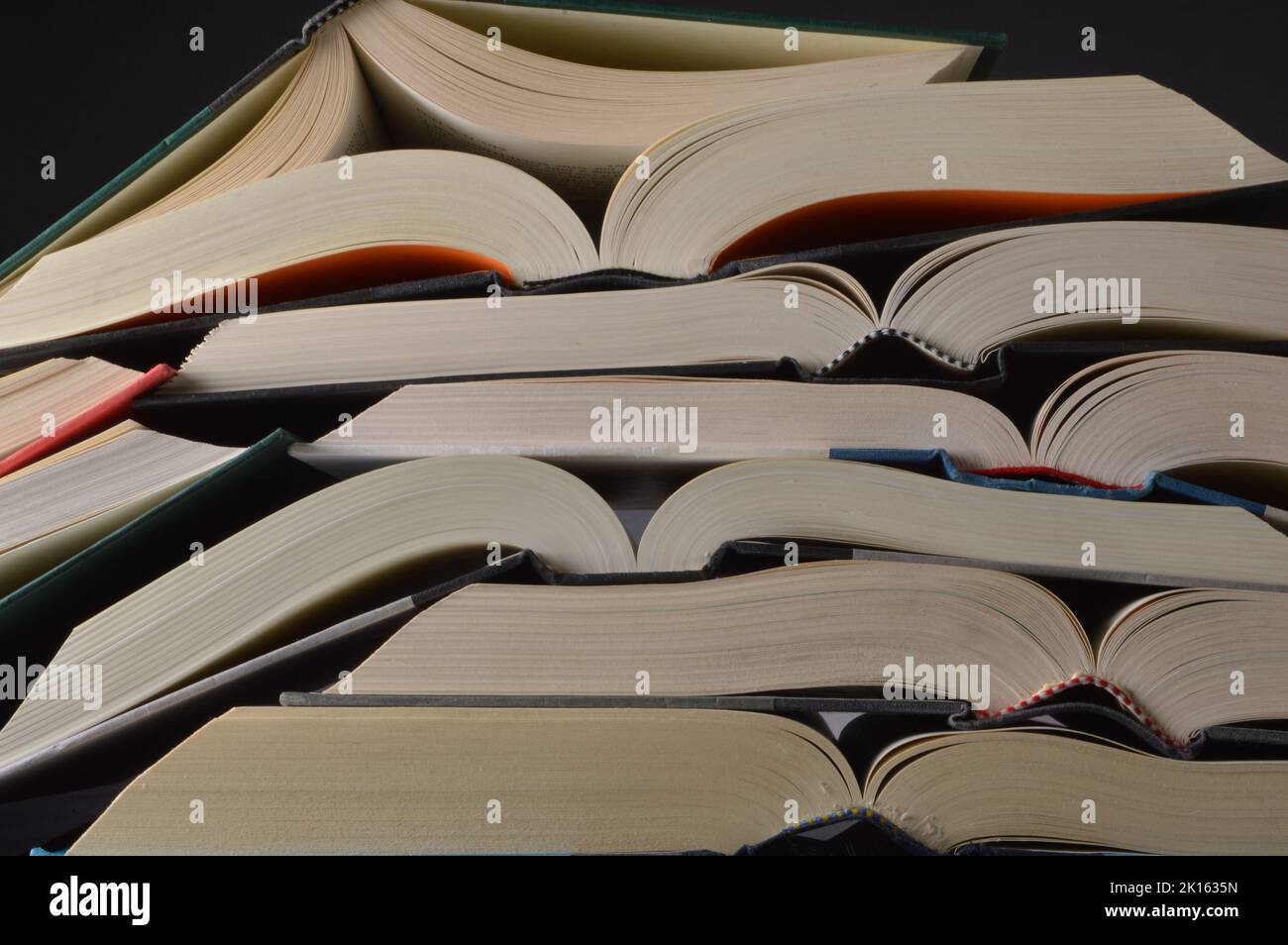 Stapel von zahlreichen offenen Büchern Stockfoto