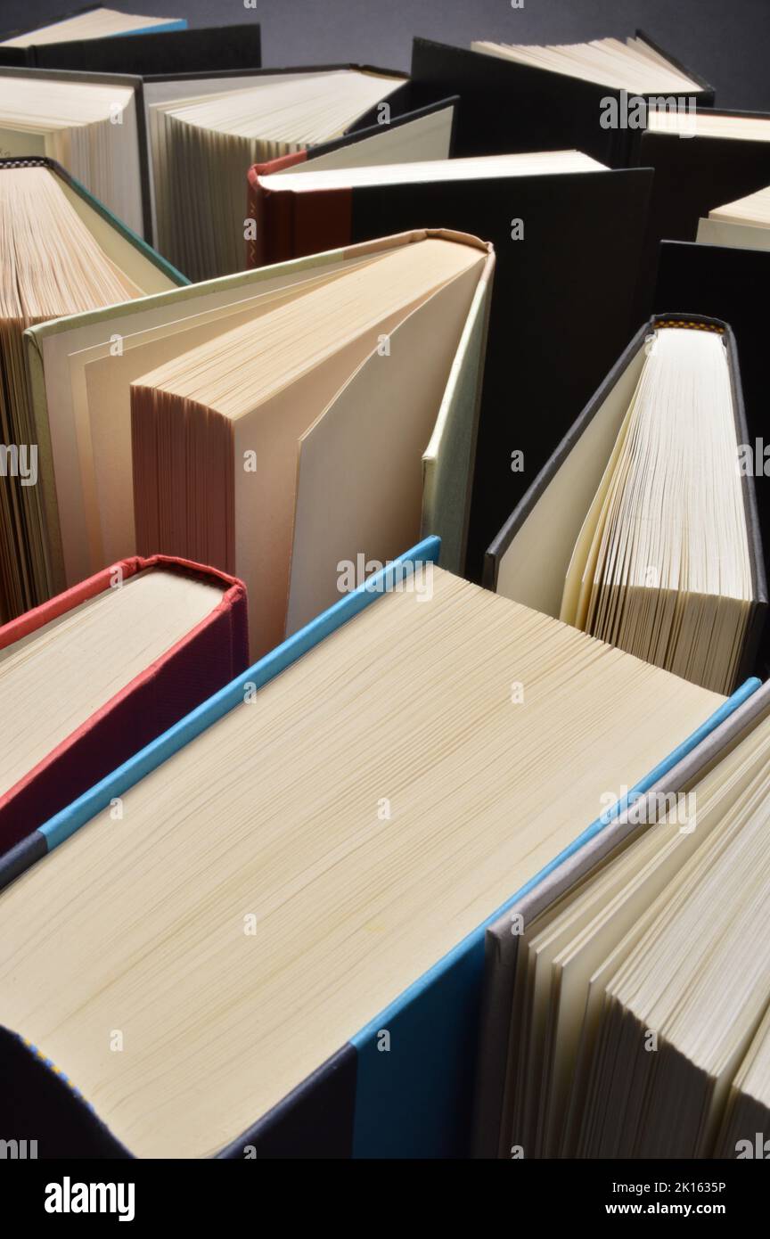 Sammlung mehrerer gebundener Bücher Stockfoto