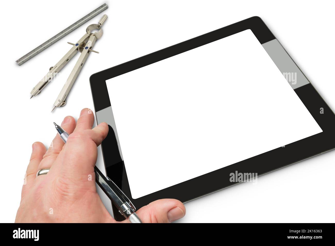 Mechanischer Bleistift mit männlicher Hand auf leerem Computertablett. Stockfoto