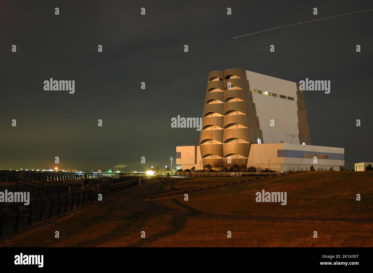 Ein Kraftwerk in Kawasaki Japan und Flugzeuge, die am Himmel fliegen Stockfoto