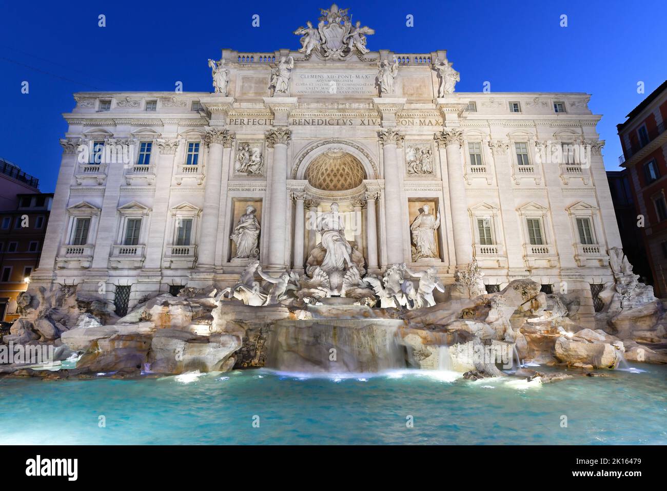 Trevi-Brunnen Rom Nacht / Sonnenaufgang Fontana di Trevi vor Sonnenaufgang / Dämmerung Italien Nicola Salvi & Giuseppe Pannini Roma keine Menschen Touristenattraktionen Stockfoto