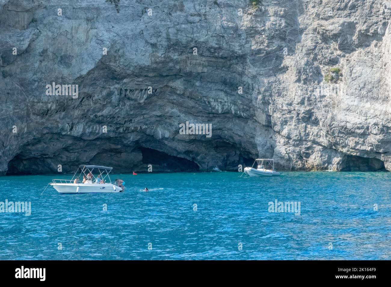 Amalfiküste mit dem Boot - Italien malerische Aussicht auf clif Hafen / Hafengebirge und Hügel - wunderschöne Stadt & Städte - Strand & Strände Stockfoto