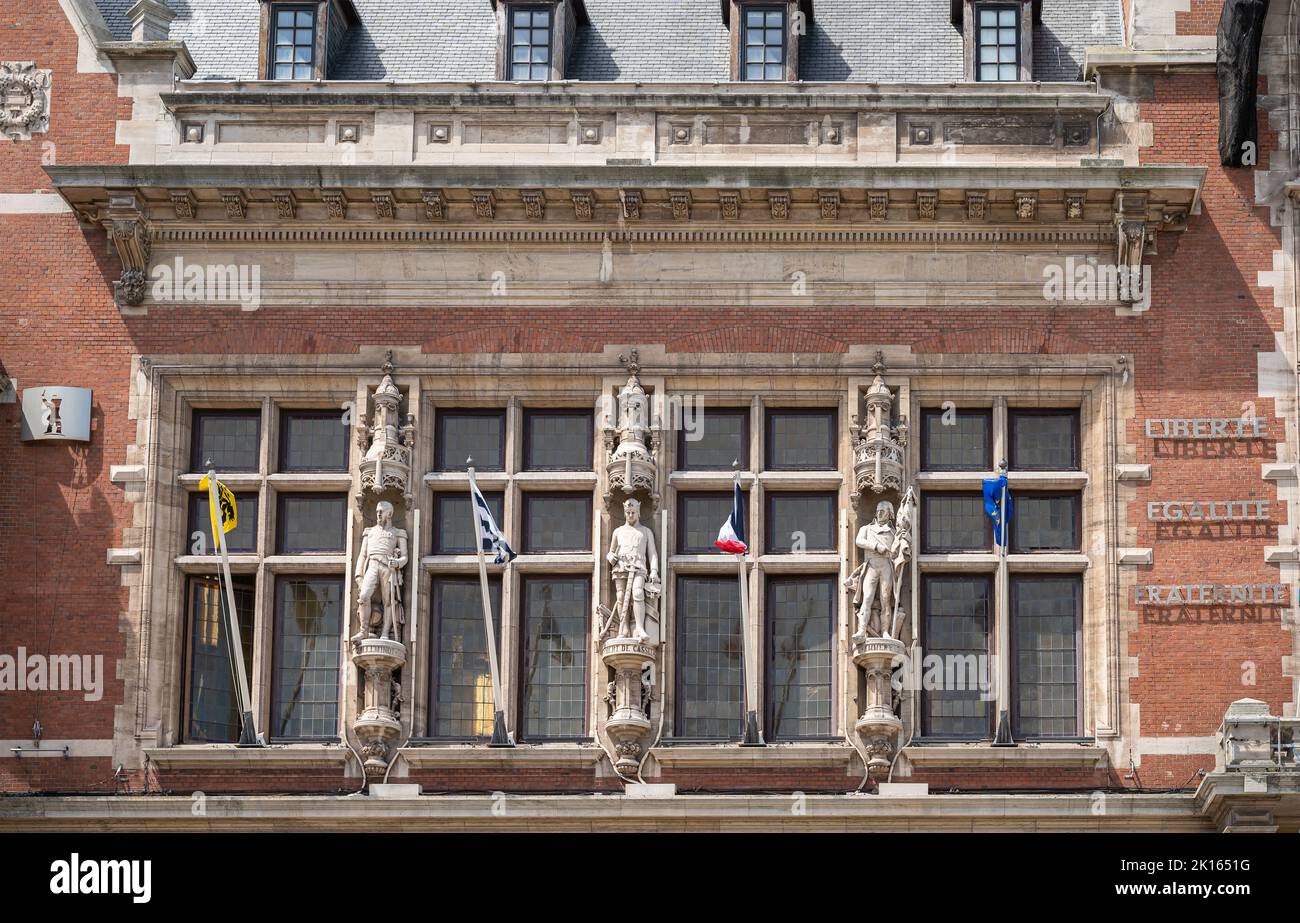 Europa, Frankreich, Dunkerque - 9. Juli 2022: Nahaufnahme von 3 Statuen auf der linken Seite des historischen Rathauses an der Fassade, mit einigen Nationalflaggen. Stockfoto