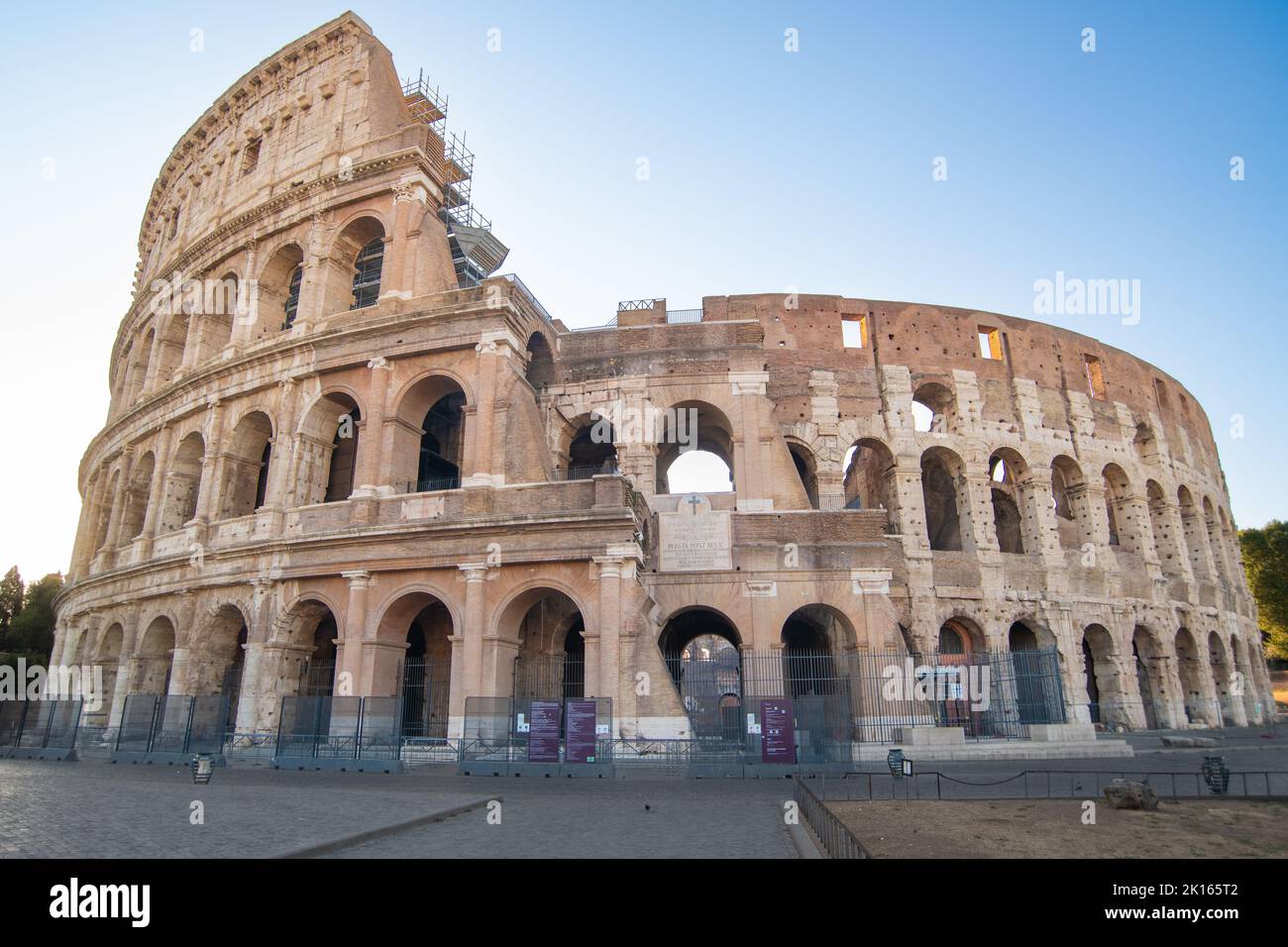 Römisches kolosseum, historische Stätte Rom - historischer Tourismus und Sehenswürdigkeiten unter blauem Himmel für Touristen Stockfoto