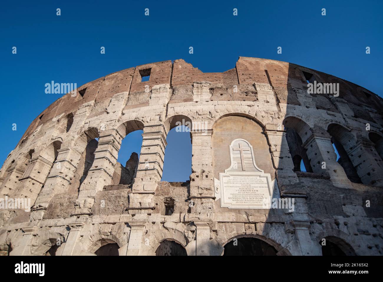 Römisches kolosseum, historische Stätte Rom - historischer Tourismus und Sehenswürdigkeiten unter blauem Himmel für Touristen Stockfoto