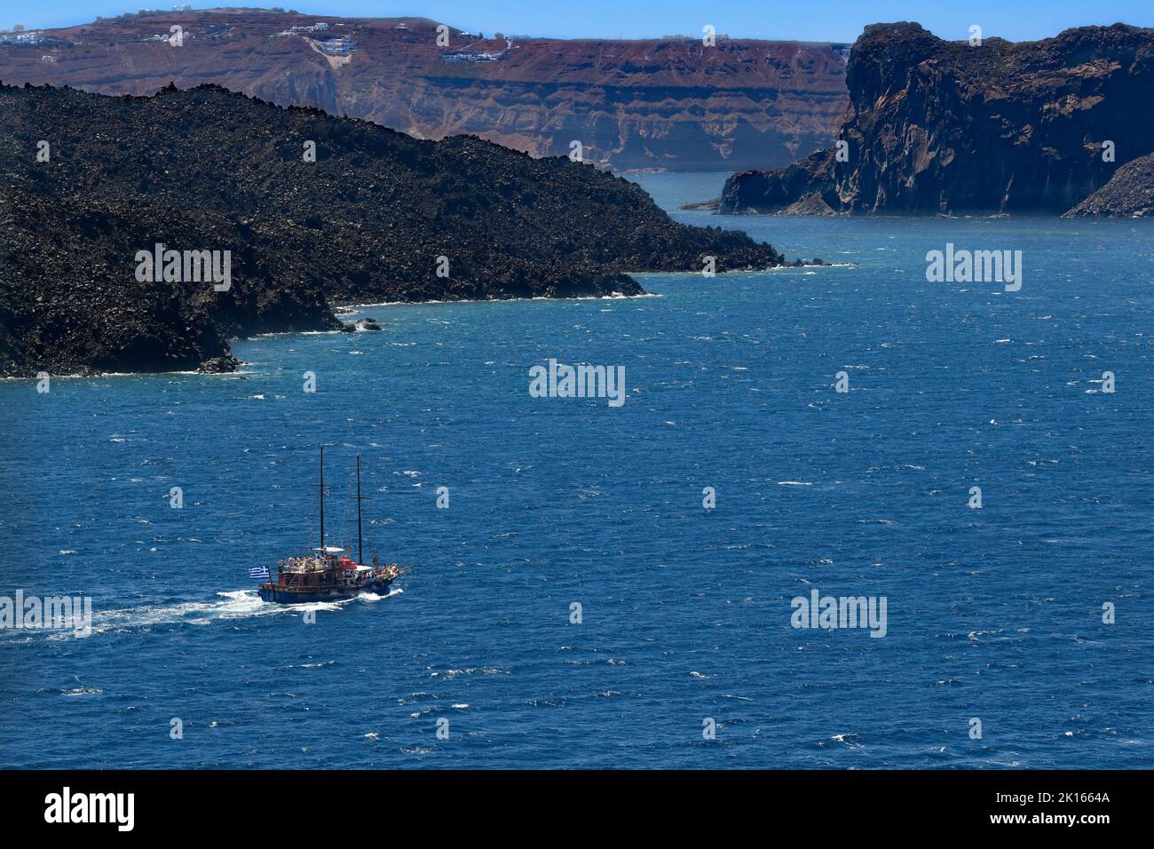 Santorin, griechische Klippen und Caldera-Bucht, Bootstour zu griechischen Inseln - Royal Caribbean Sailing vulcanic Cliff & Fira im Mittelmeer Stockfoto