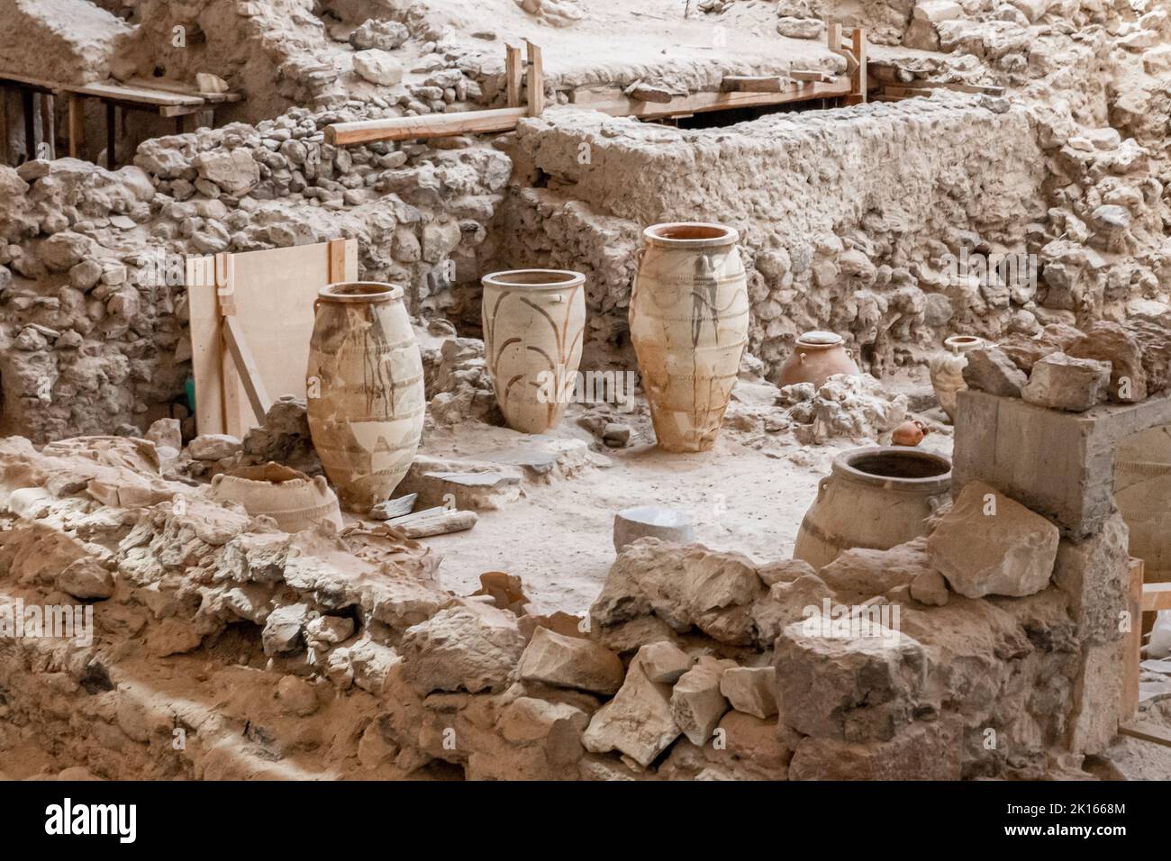 Akrotiri Ausgrabungshäuser und Töpferei Siedlung aus der Zykladen-Bronzezeit auf Santorin Griechenland - antike minoische Ausgrabungsstätte und Graben mit Töpferei Stockfoto