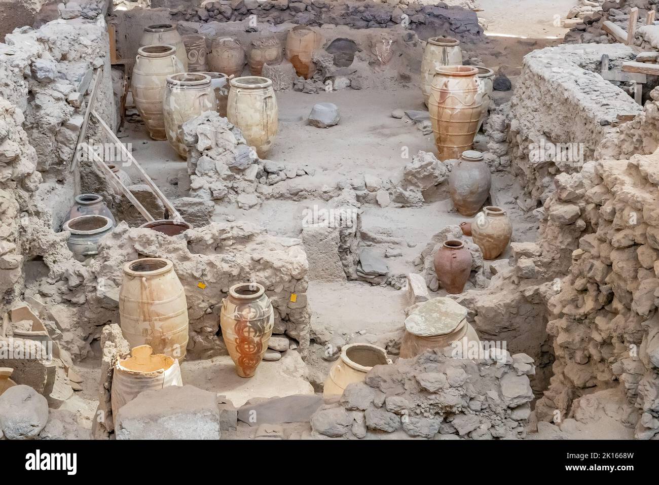 Akrotiri Ausgrabungshäuser und Töpferei Siedlung aus der Zykladen-Bronzezeit auf Santorin Griechenland - antike minoische Ausgrabungsstätte und Graben mit Töpferei Stockfoto