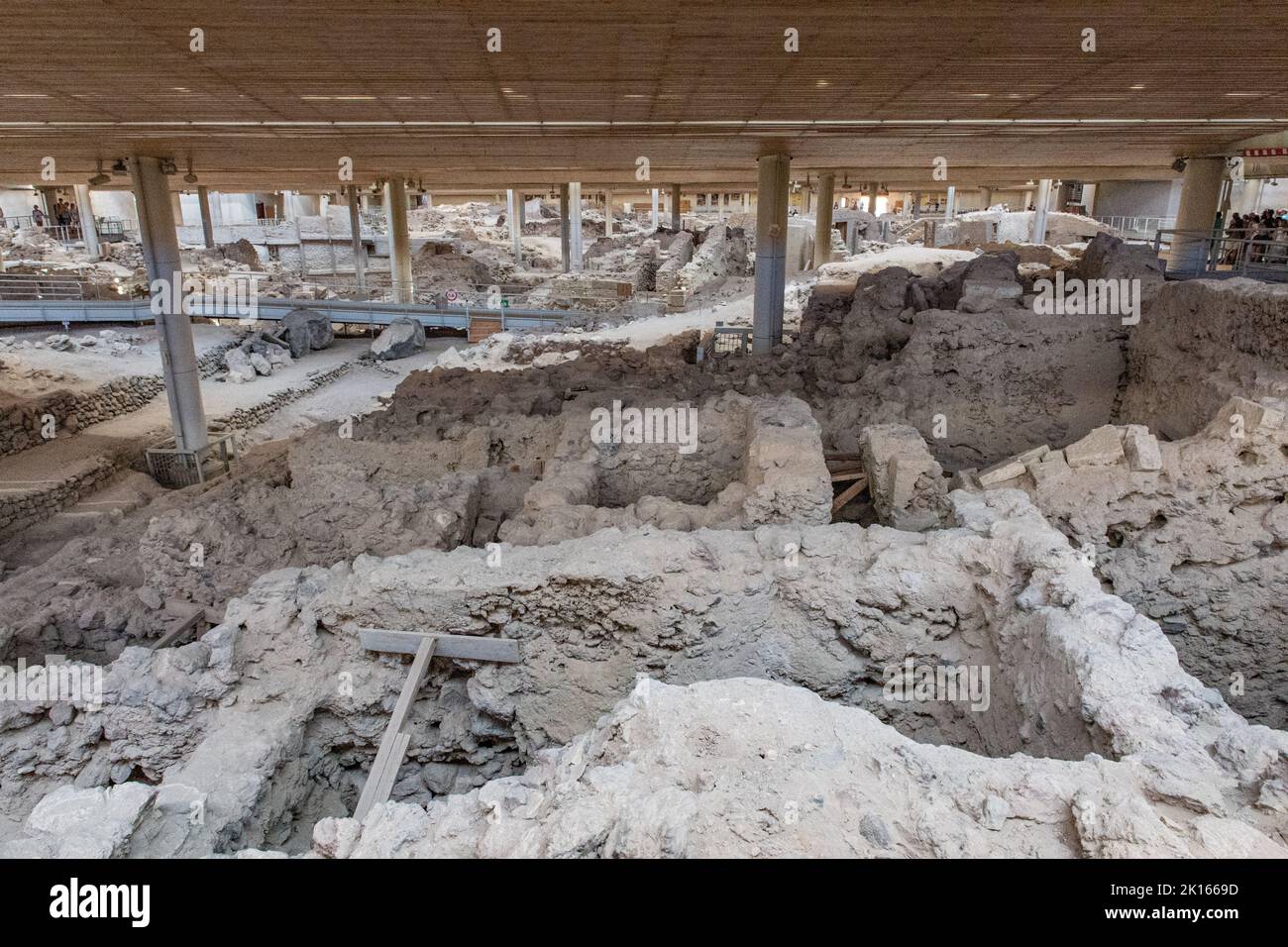 Akrotiri Ausgrabungshäuser und Töpferei Siedlung aus der Zykladen-Bronzezeit auf Santorin Griechenland - antike minoische Ausgrabungsstätte und Graben mit Töpferei Stockfoto