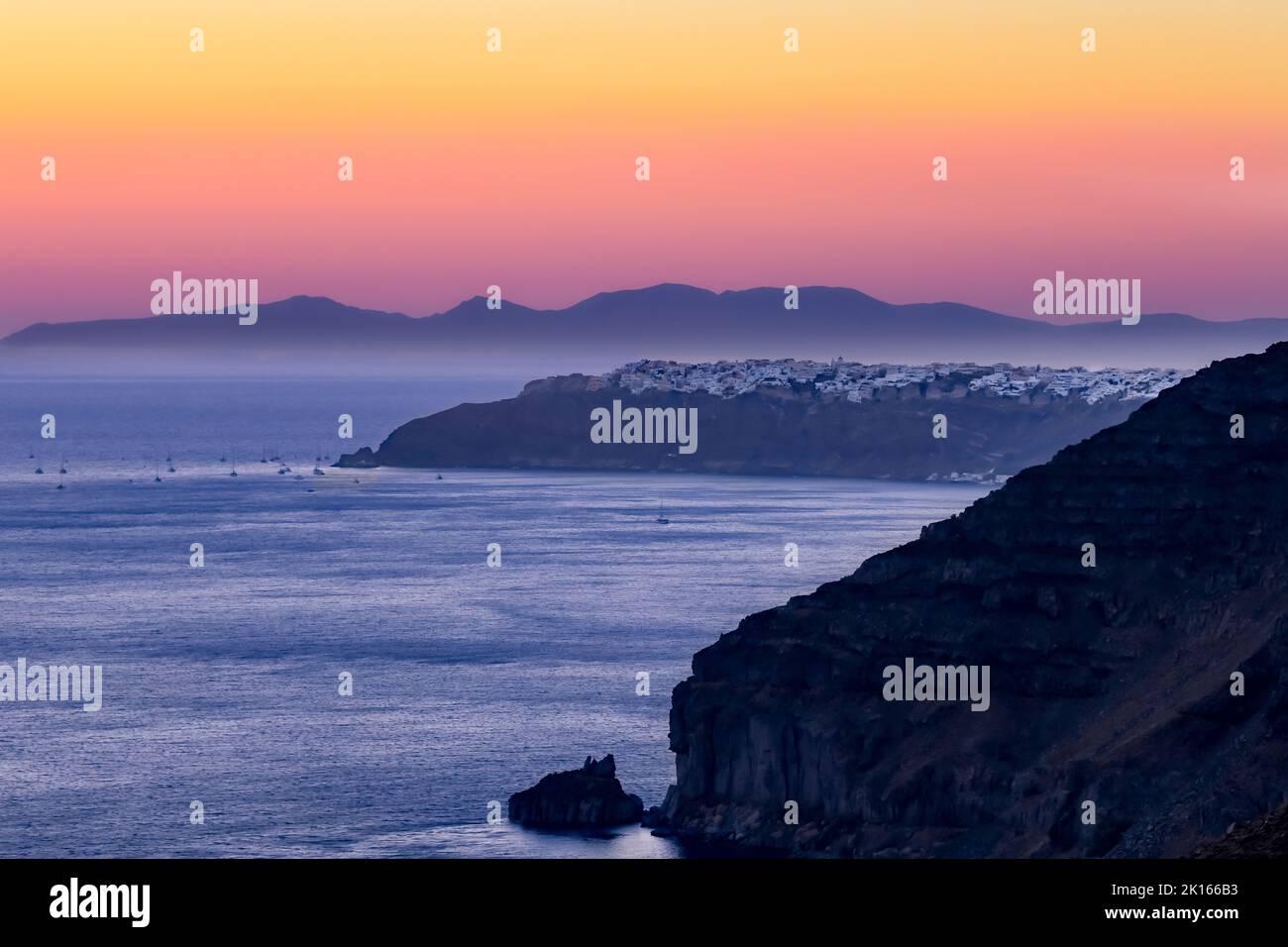 Santorini Griechenland Sonnenuntergang Fira horizontal - Stockfoto