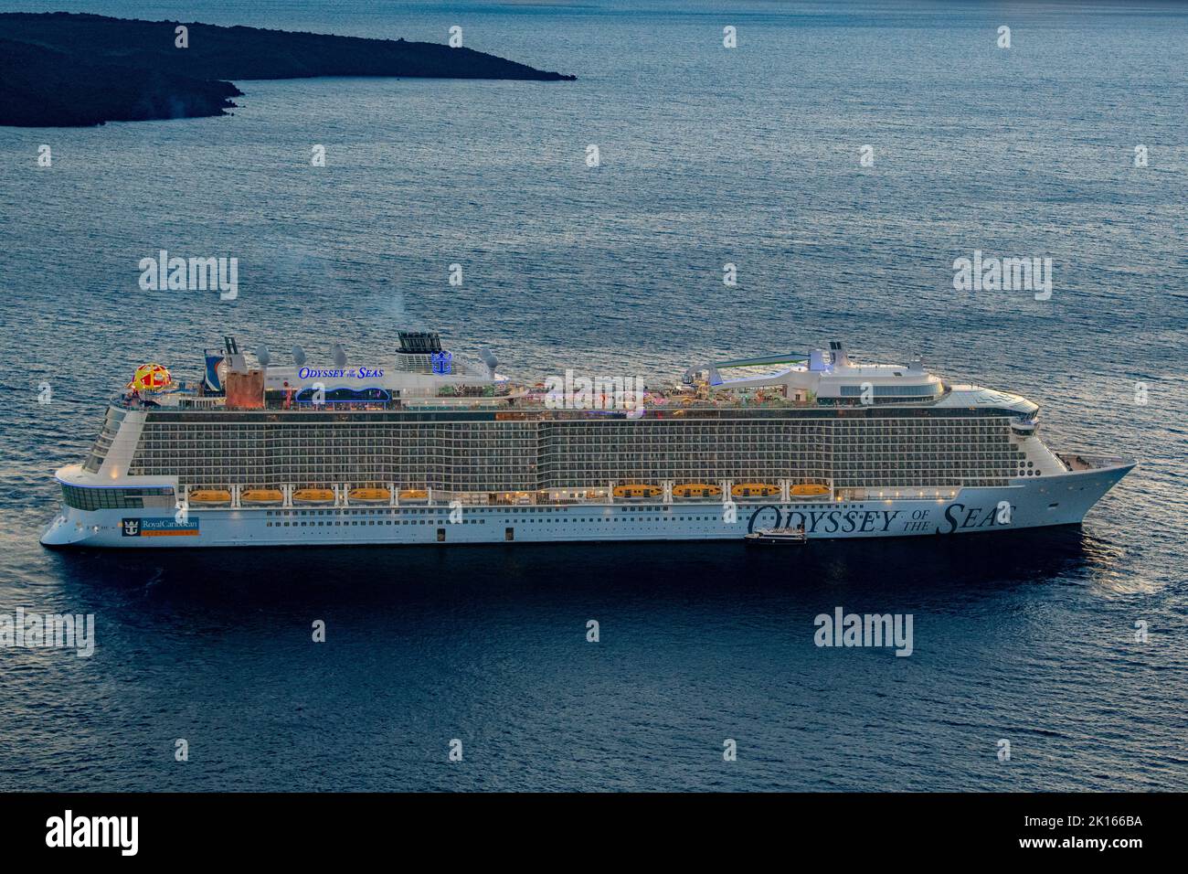Santorin Griechenland Sonnenuntergang Fira horizontal - Königliches karibisches Kreuzfahrtschiff in der Caldera der griechischen Inseln Stockfoto