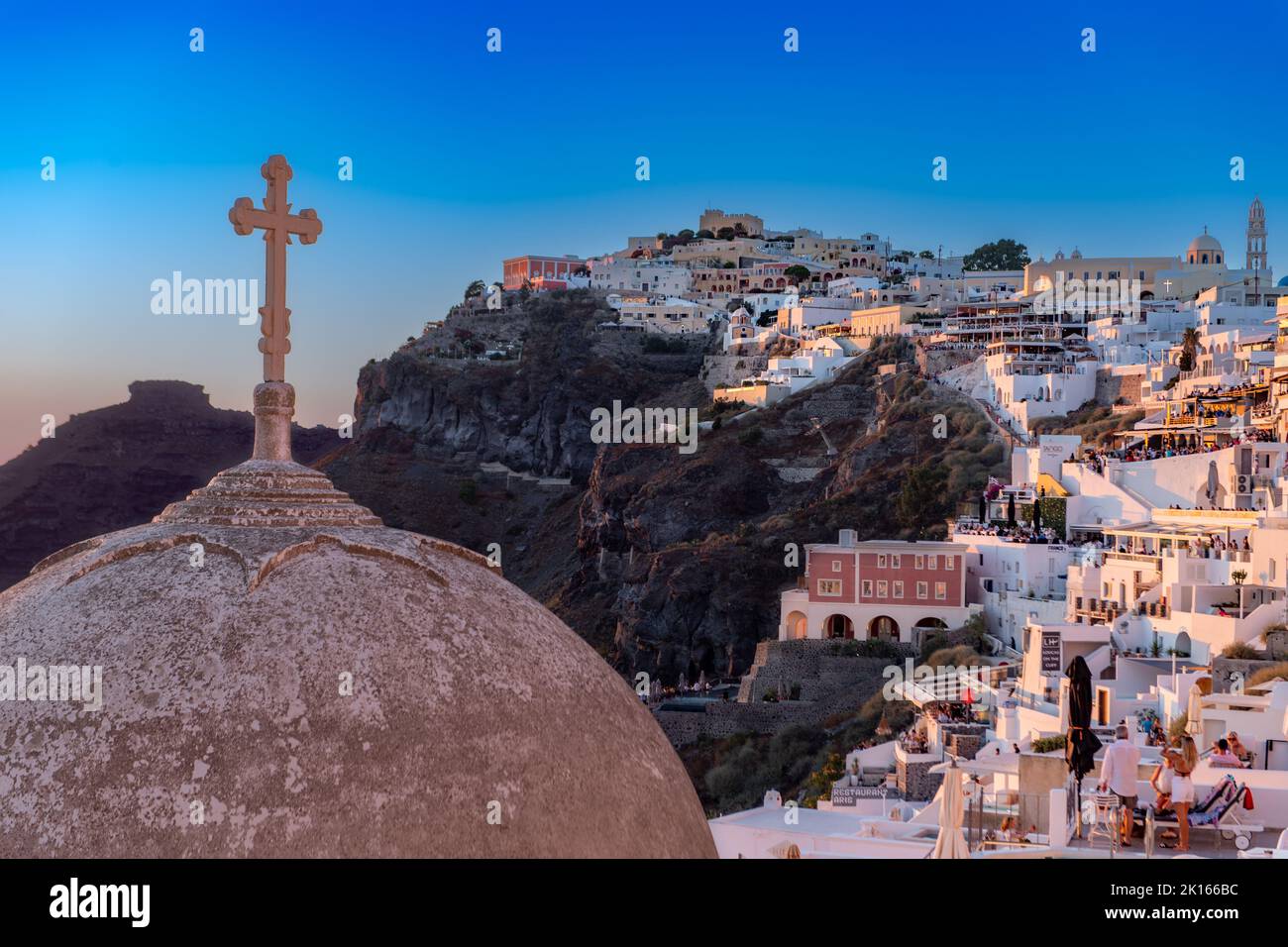 Santorin Griechenland Sonnenuntergang Fira horizontal - Königliches karibisches Kreuzfahrtschiff in der Caldera der griechischen Inseln Stockfoto