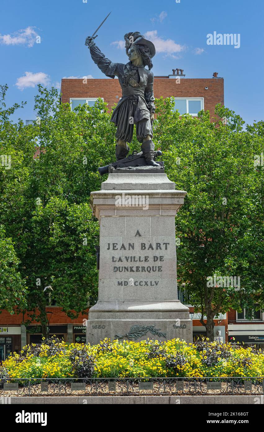 Europa, Frankreich, Dunkerque - 9. Juli 2022: Nahaufnahme der Jean Bart Statue auf dem nach ihm benannten Platz, auf Sockel mit grünem Laub hinten, unter blauem sk Stockfoto