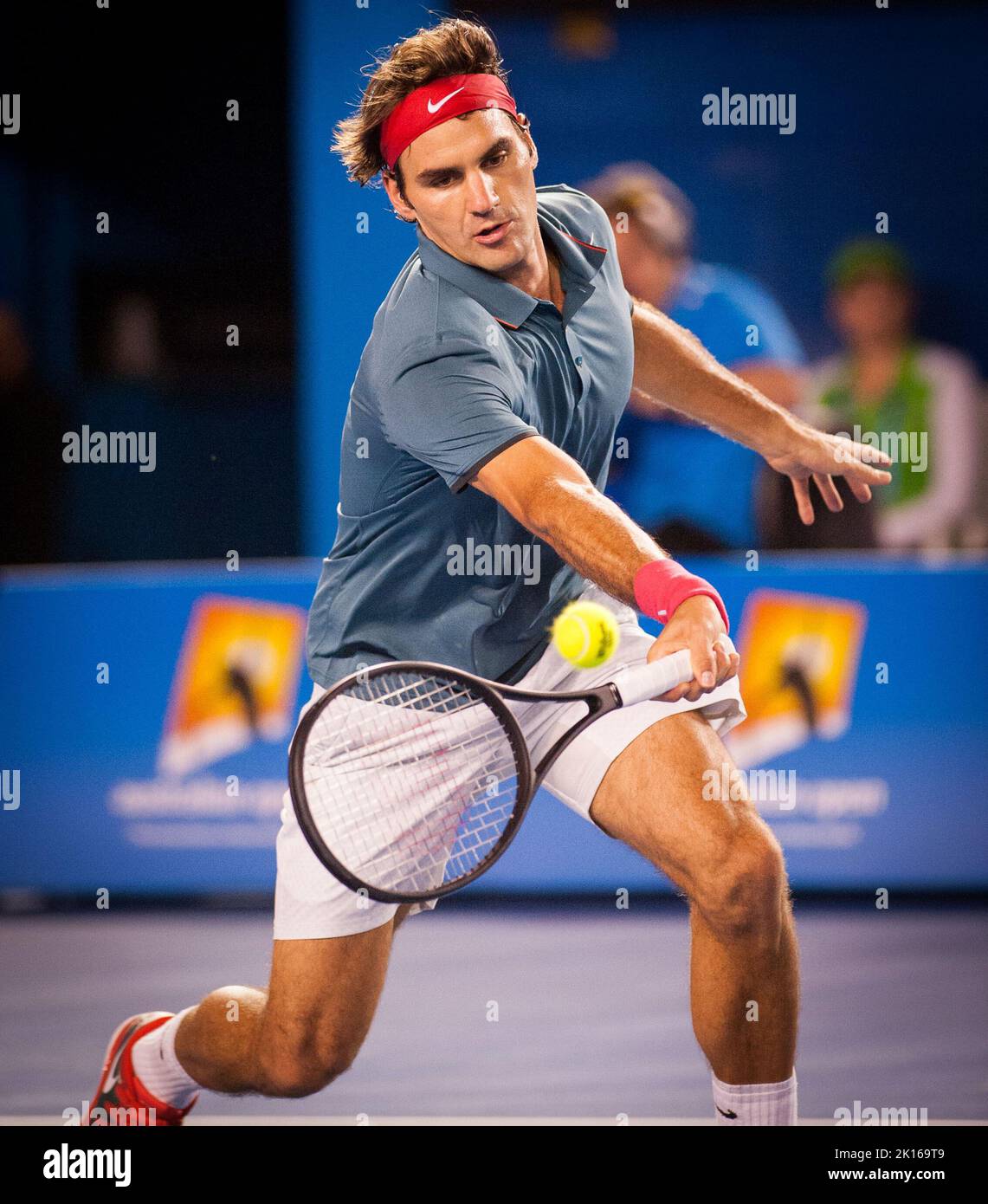 Roger Federer aus der Schweiz stand im Halbfinale der Australian Open Herren 2014 gegen den Spanier R. Nadal. Nadal gewann das Spiel 7-6, 6-3, 6-3. Nadal trifft im Finale am Sonntag auf S. Wawrinka aus der Schweiz.das Spiel fand in der Rod Laver Arena in Melbourne statt. Stockfoto