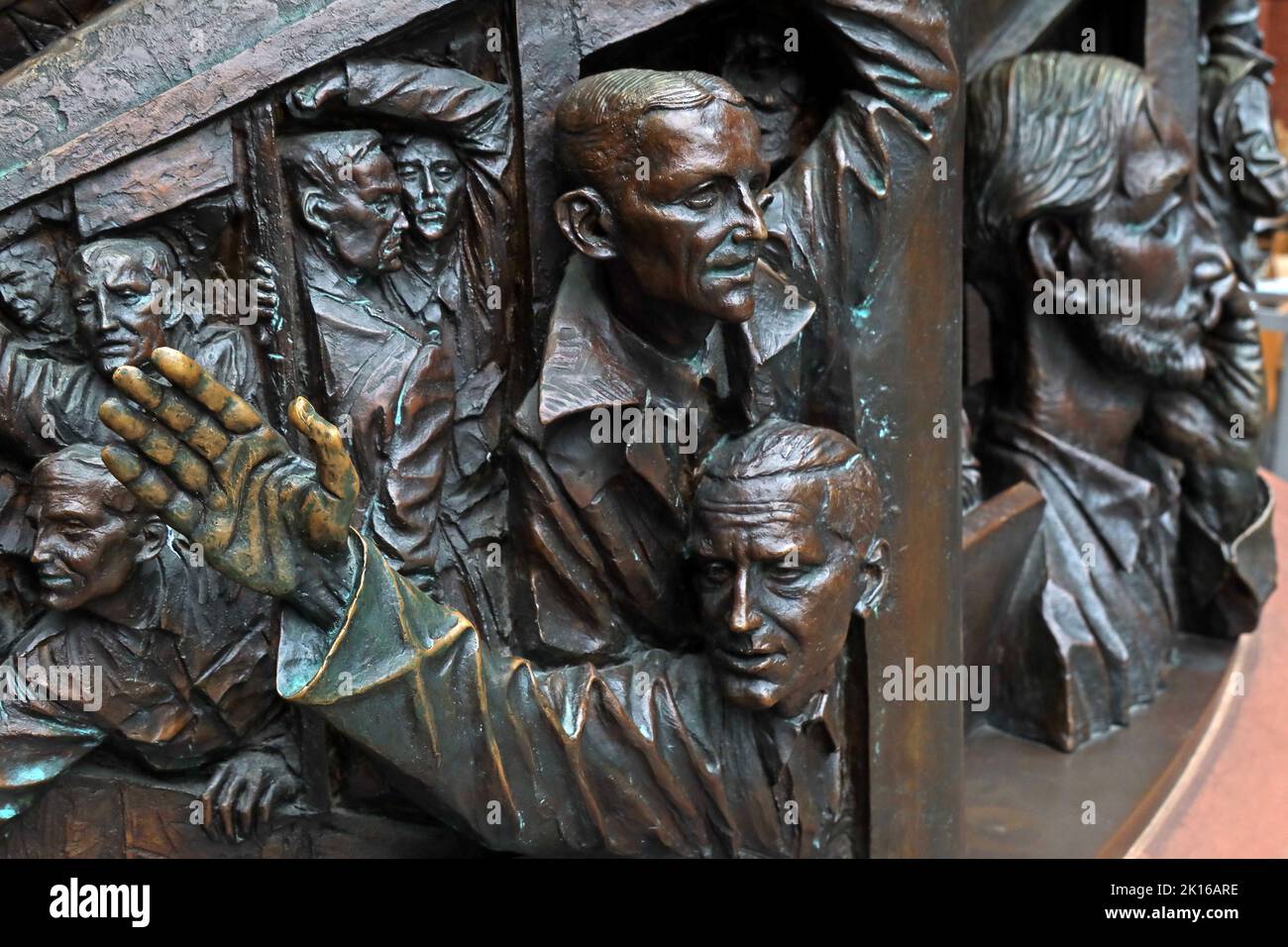 Man winkt am Meeting Place, einer Statue des britischen Künstlers Paul Day, auf der Grand Terrace, Bahnhof St. Pancras International, London N1C 4QP Stockfoto