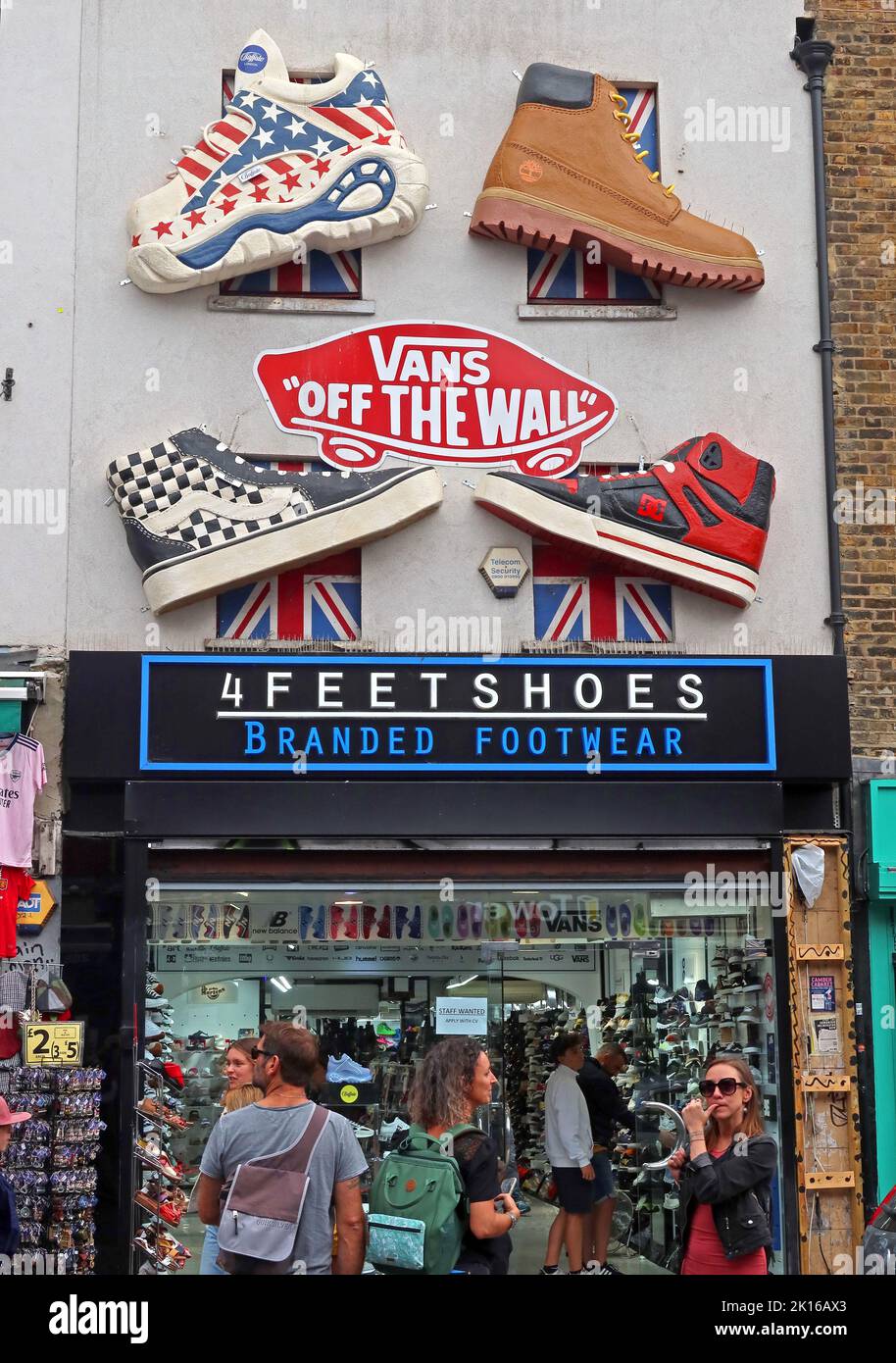 4FeetShoes Chic and pre-loved Fashion 249 Camden High Street, Camden Town, London, England, Großbritannien, NW1 7BU Stockfoto