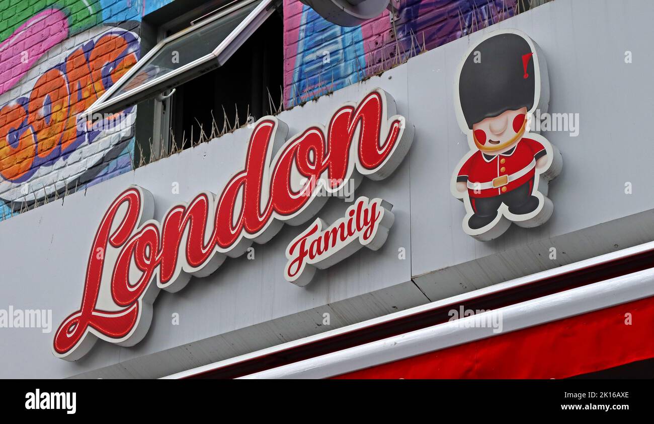 Souvenirladen der Londoner Familie, The Elephants Head, 214, Camden Town, London, ENGLAND, GROSSBRITANNIEN, NW1 8QR Stockfoto