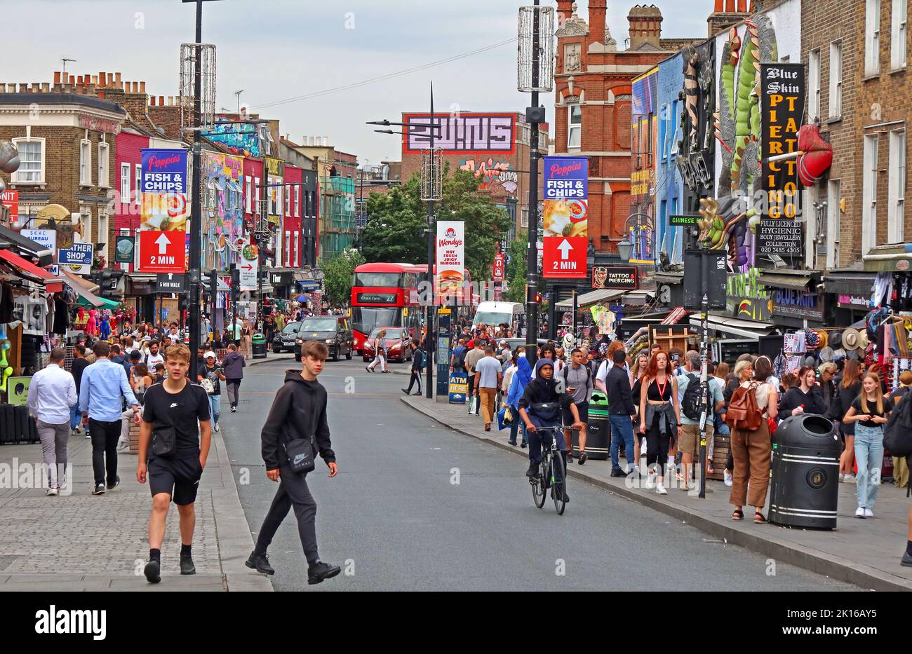 Geschäfte mit Touristen und Shoppern, in Camden High Street, Camden Town, London, England, Großbritannien, NW1 8QR Stockfoto