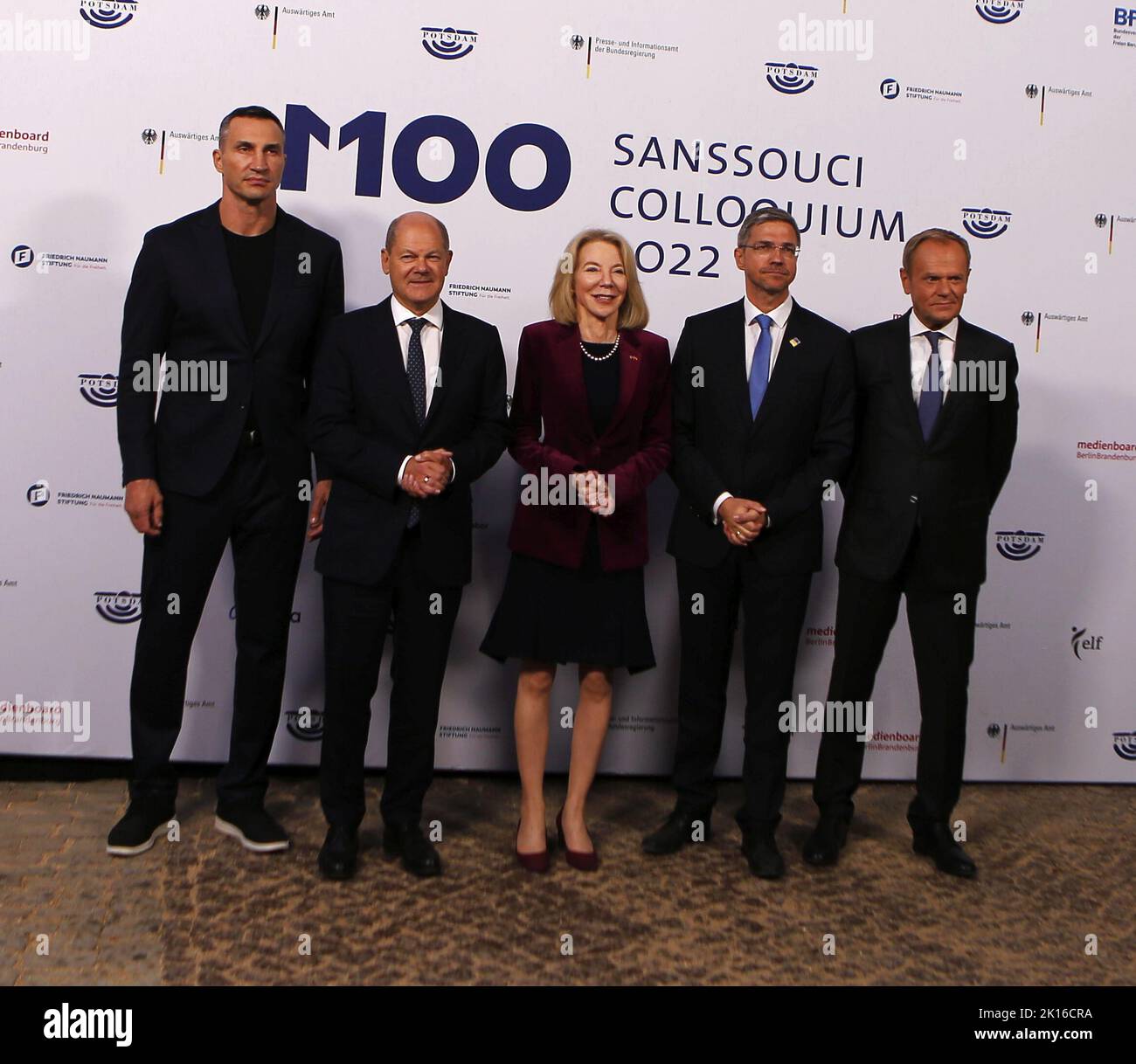 Potsdam, Brandenburg, Deutschland. 15. September 2022. Brandenburg: Medienpreis M100 an das ukrainische Volk „“ Dr. Wladimir Klitschko nimmt den Preis stellvertretend für das ukrainische Volk in Potsdam entgegen. Das Foto zeigt Moritz van DÃ¼lmen (M100), Wladimir Klitschko, Kanzler Olaf Scholz, Vjosa Osmani-Sadriu (Präsidialrepublik Kosovo), US-Botschafterin Amy Gutmann, Mike Schubert (Bürgermeister von Potsdam), Donald Tusk (Ehemaliger Präsident Polens) vor einer Fotowand in der Orangerie im Potsdamer Sanssouci-Park. Kredit: ZUMA Press, Inc./Alamy Live Nachrichten Stockfoto