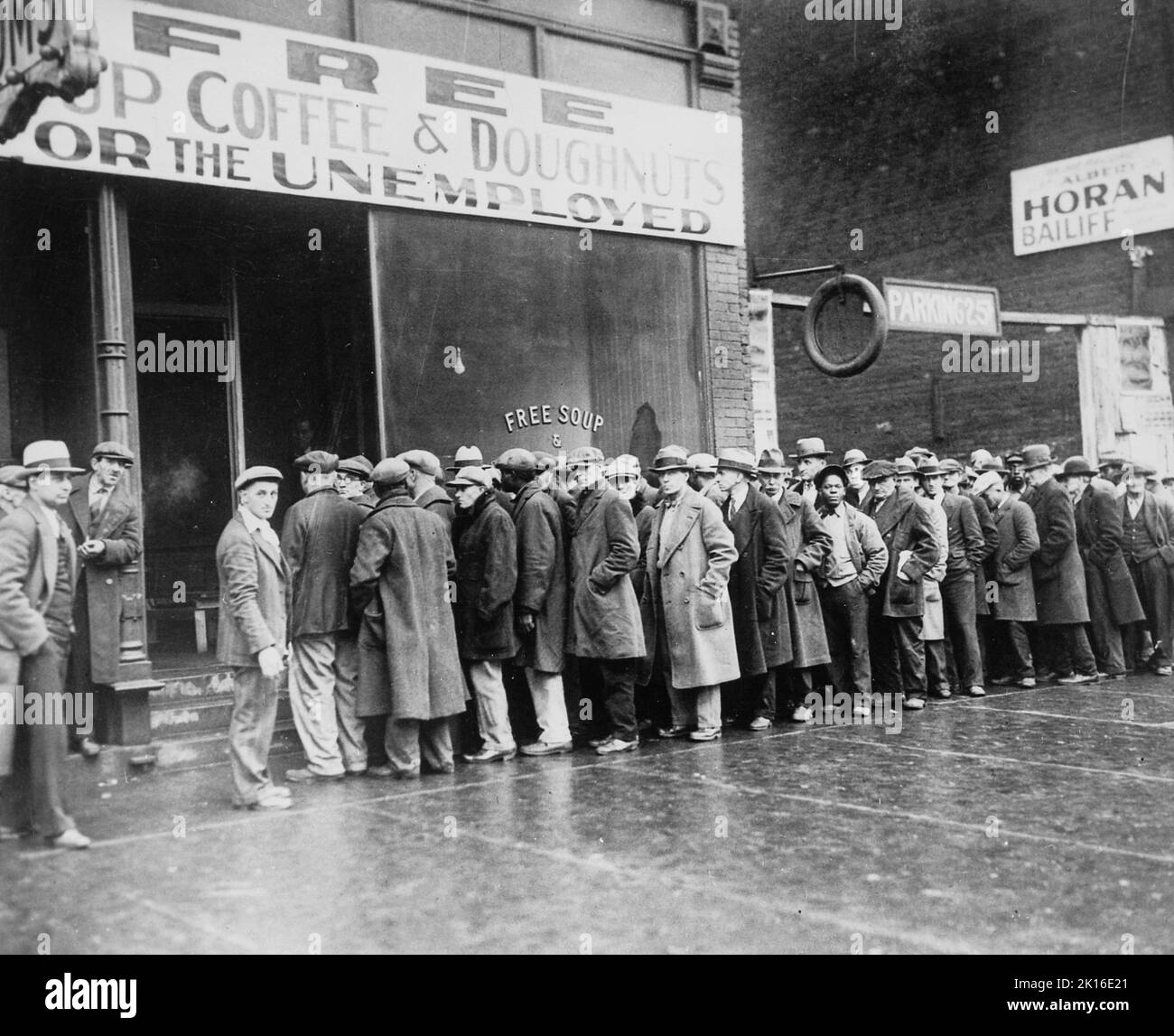 Große Depression, arbeitslose Männer stehen in der Schlange vor dem 'Free Soup Coffee & Donuts for the unemployed'-Platz in Chicago im Jahr 1931. Stockfoto