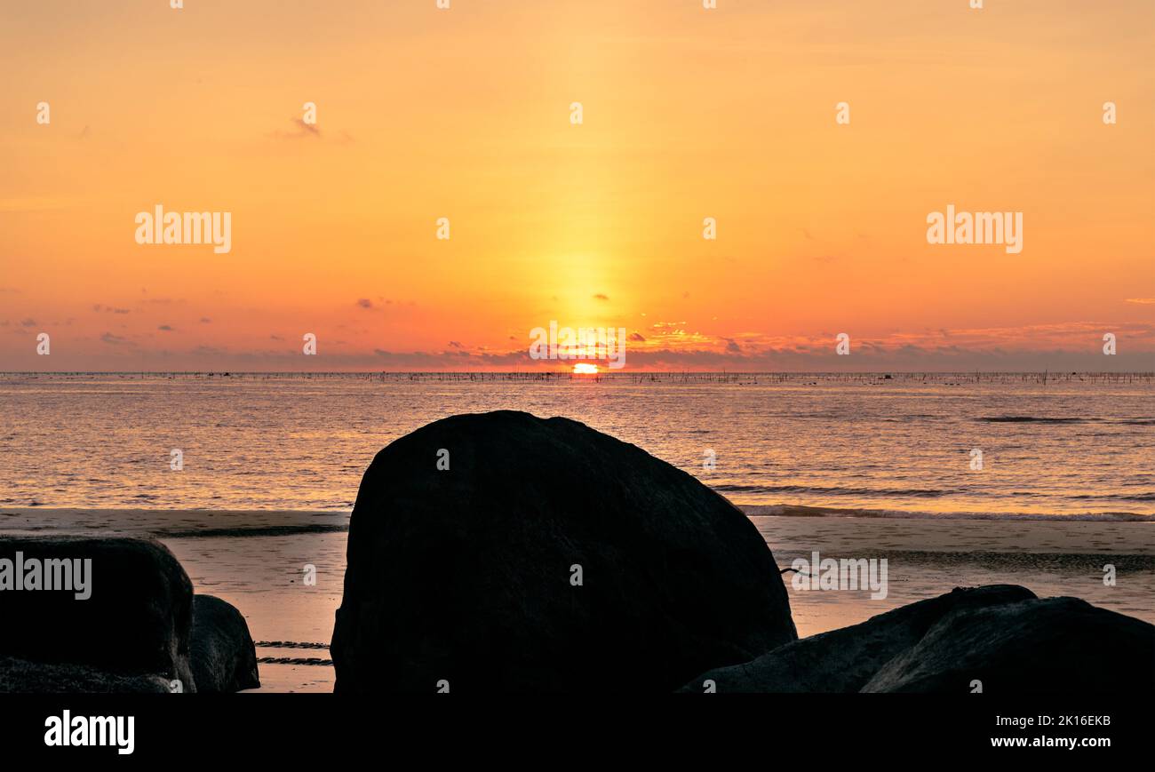 Sonnenuntergang am Tianchengtai Resort Beach, Leizhou Peninsula, China Stockfoto