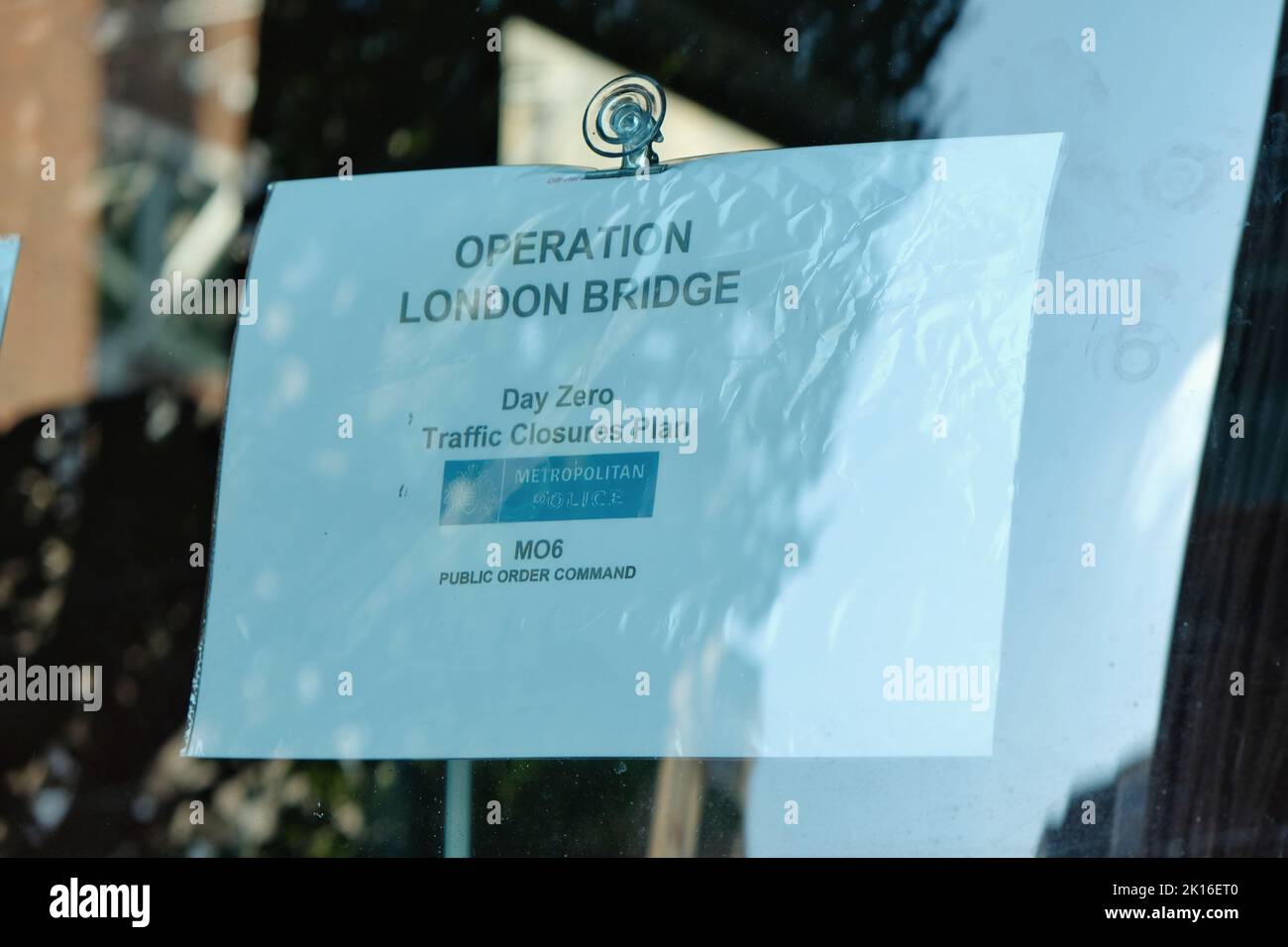 London, Großbritannien. In einem Kutschenfenster ist ein Schild angebracht, das die Polizei für den offiziellen Plan transportiert, der im Falle des Todes der Königin aufgestellt wurde. Stockfoto