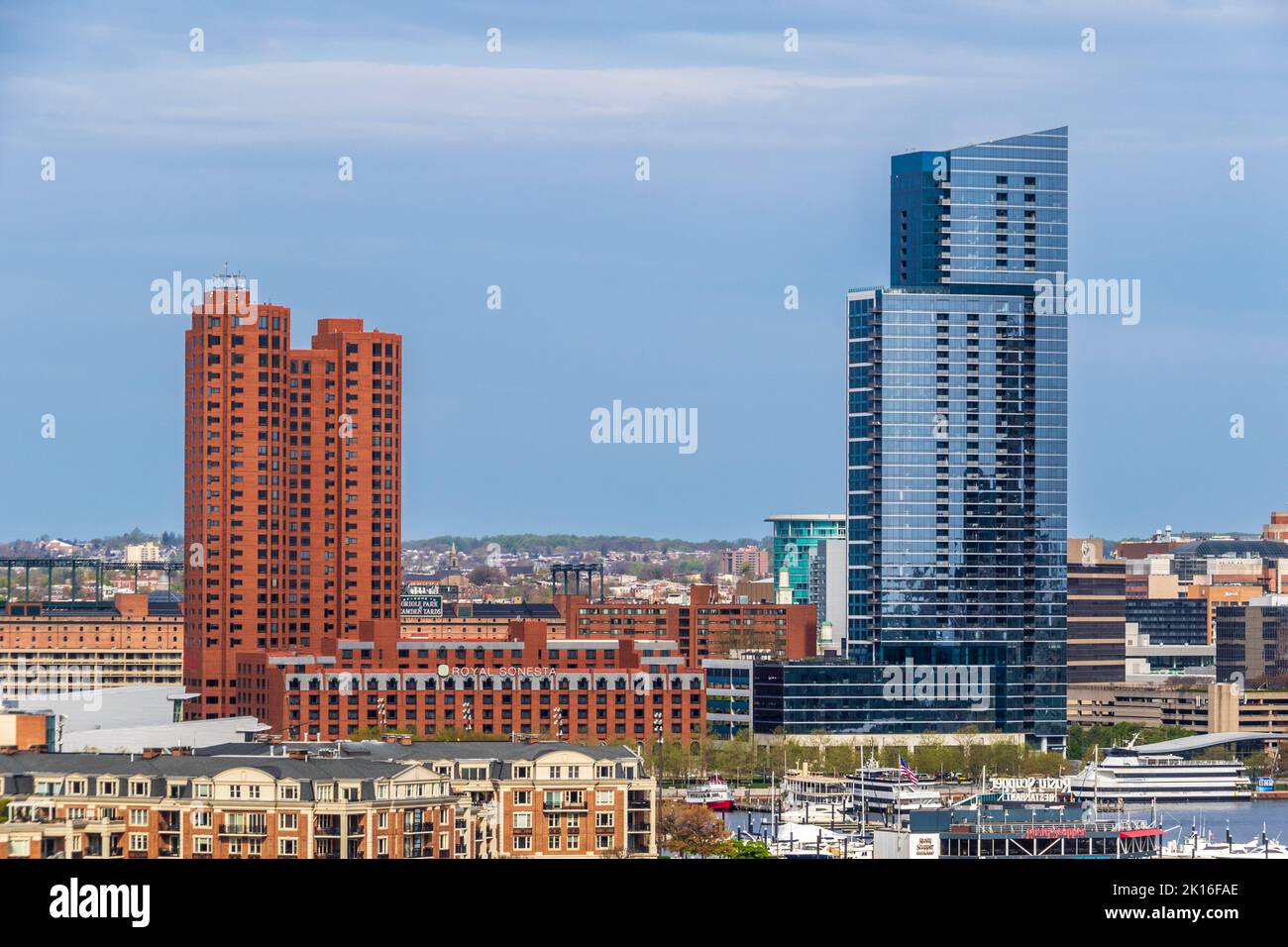 Baltimore Inner Harbor, Baltimore Maryland, mit luxuriösen Hochhäusern, die die städtische Renaissance des Binnenhafens repräsentieren. Stockfoto