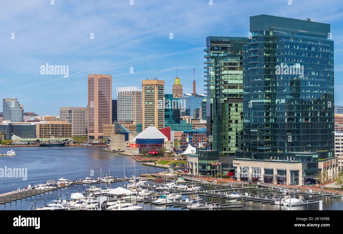 Baltimore Inner Harbor mit einer Mischung aus modernen Business-Wolkenkratzern und Bootstouren-Yachthäfen, Baltimore, Maryland. Stockfoto