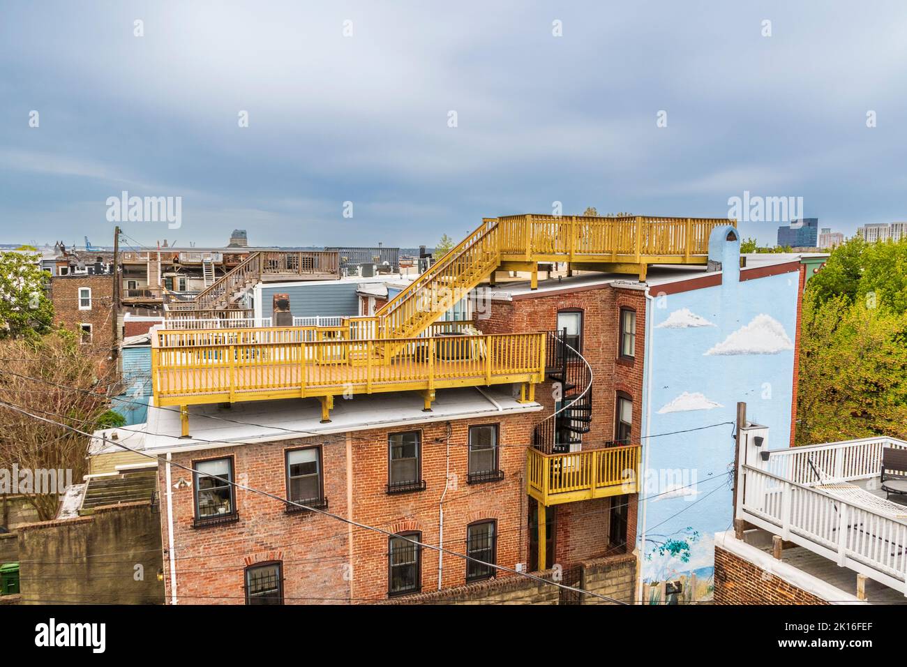 Baltimore, Maryland, berühmte Reihenhäuser werden oft mit Dachterrassen gekrönt, während junge Profis in diese historischen Häuser strömen. Stockfoto