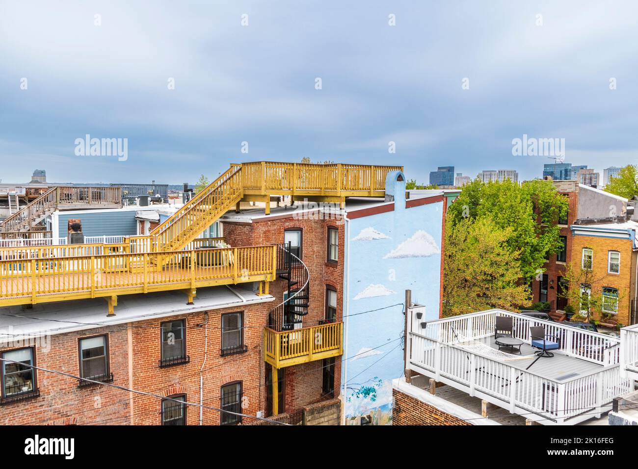 Baltimore, Maryland, berühmte Reihenhäuser werden oft mit Dachterrassen gekrönt, während junge Profis in diese historischen Häuser strömen. Stockfoto