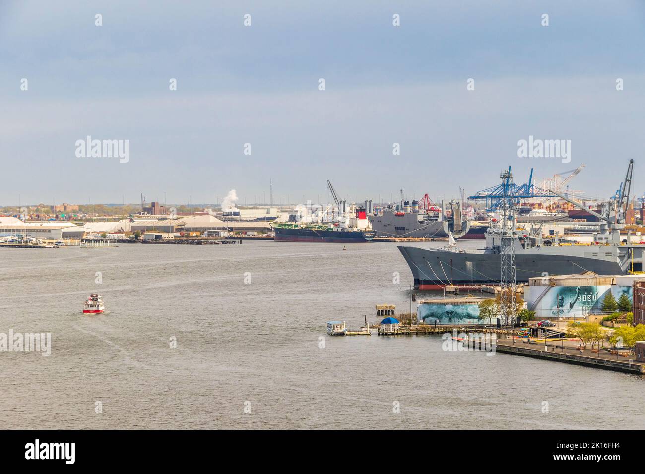US Navy Schiffe am Clinton Street Marine Terminal in Baltimore, Maryland. Stockfoto