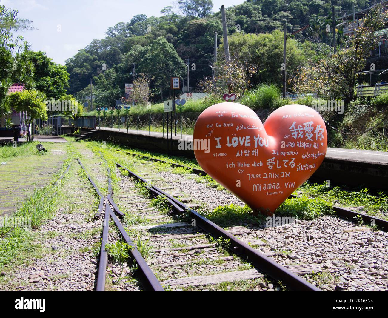 Eine herzförmige Dekoration mit „I love you“, die in verschiedenen Sprachen an der Hexing Station in Hsinchu County, Taiwan, geschrieben wurde. Stockfoto