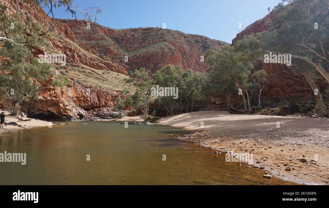 Wunderschöne Aussicht auf die rote Schlucht und das Quellwasser von der Ormiston Gorge in den West MacDonnell Ranges im Red Centre, Australien. Stockfoto