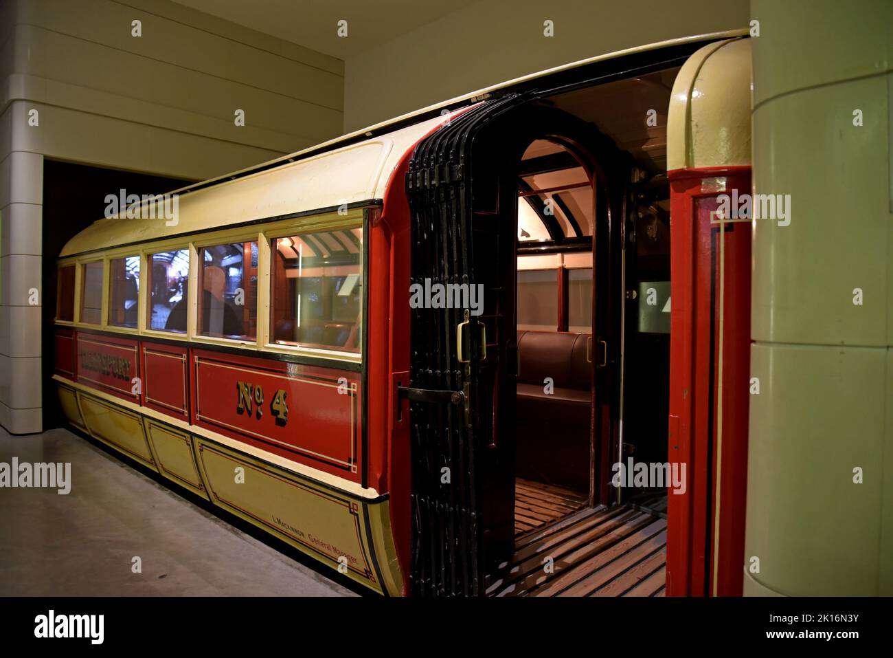 Eine alte Glasgow Subway Kutsche im Riverside Museum, Glasgow, Schottland, Großbritannien Stockfoto