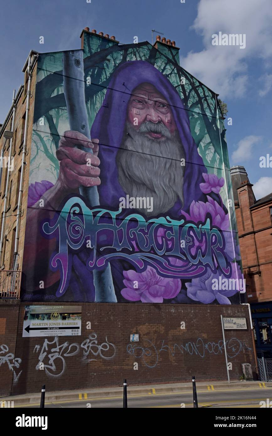 Gable End Mural mit Darstellung von Merlin the Wizard, Teil des Yardworks GRID Project in Merkland Court, Partick, Glasgow, UK Stockfoto