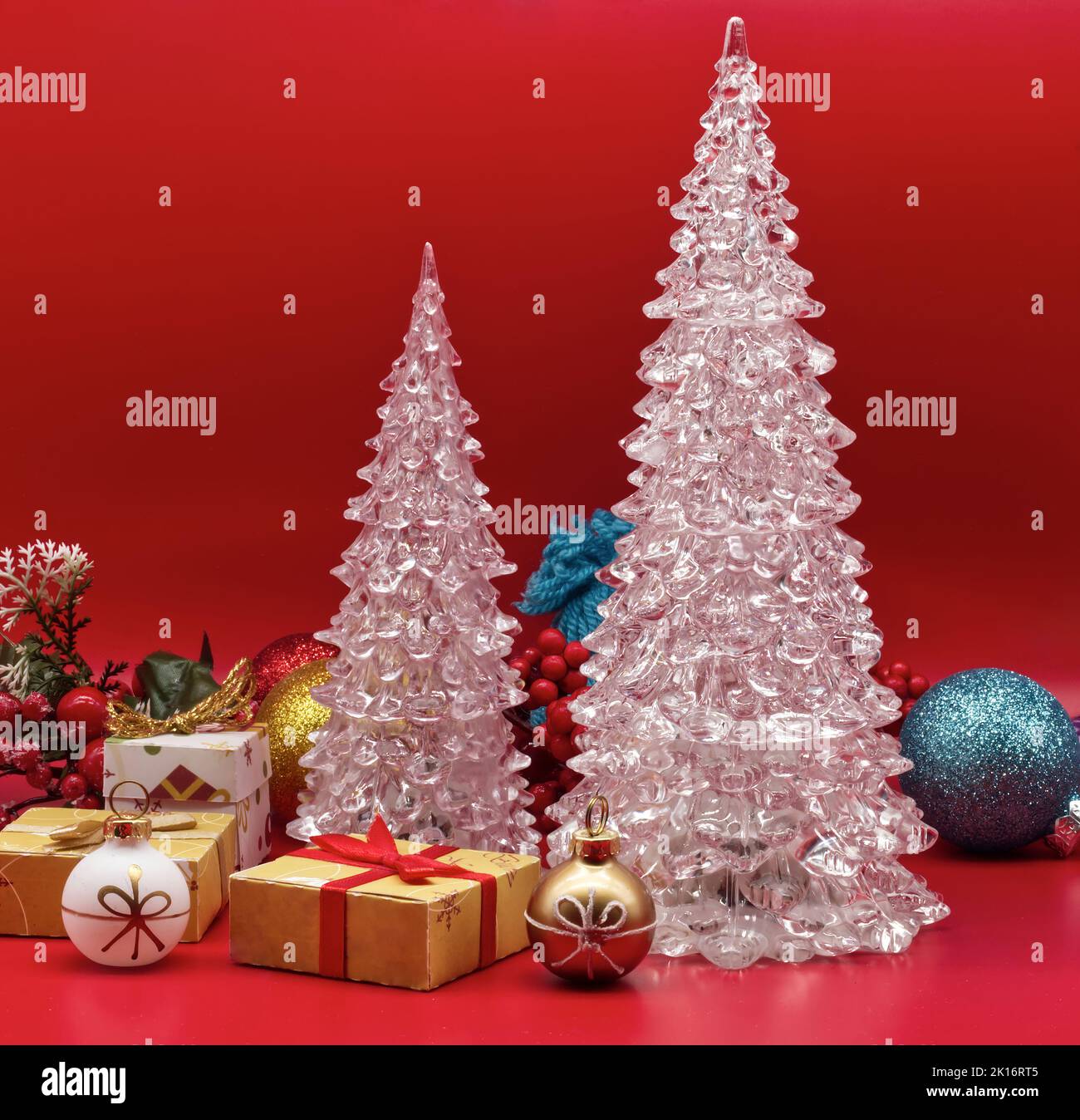 Weihnachtsbäume und Weihnachtsdekorationen isoliert auf rotem Hintergrund. Stockfoto