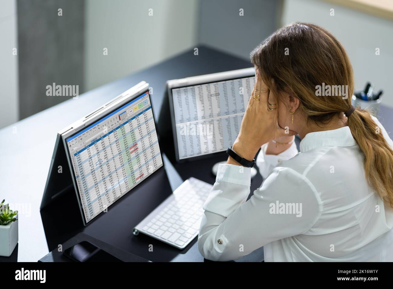 Gelangweilter Buchhalter Mitarbeiter Mit Kopfschmerzen Und Stress Stockfoto