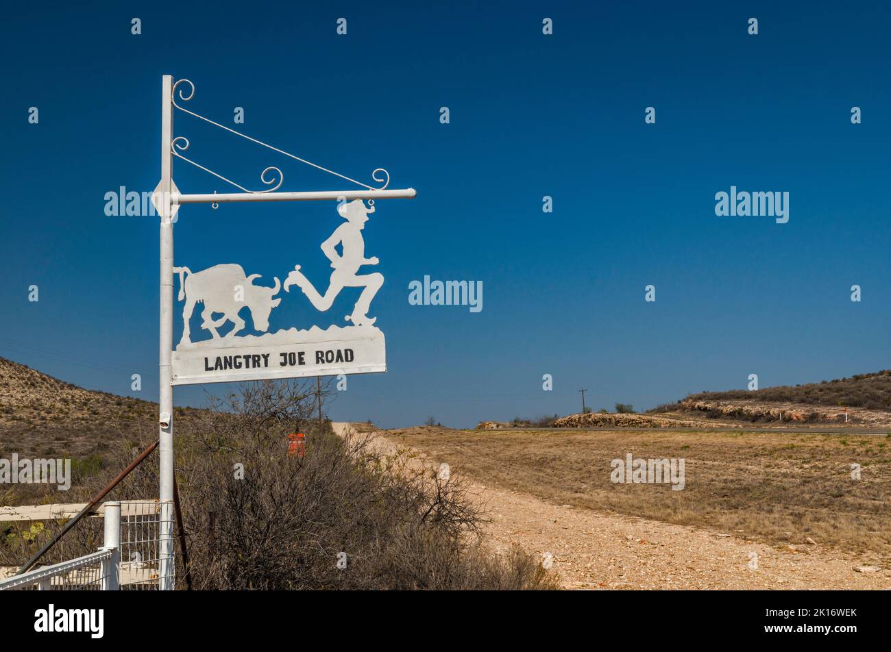 Schild am Eingang der Ranch, US-90 Highway, Chihuahuan Desert, in der Nähe von Langtry, Texas, USA Stockfoto