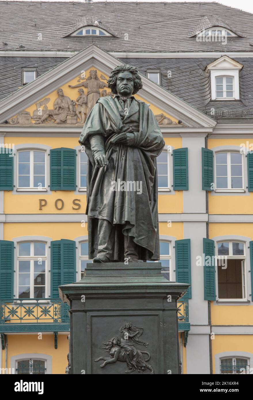 Bonn September 2022: Das Beethoven-Denkmal am Bonner Münsterplatz erinnert an den berühmtesten Sohn der Stadt, den Komponisten Ludwig van Beethoven. Stockfoto