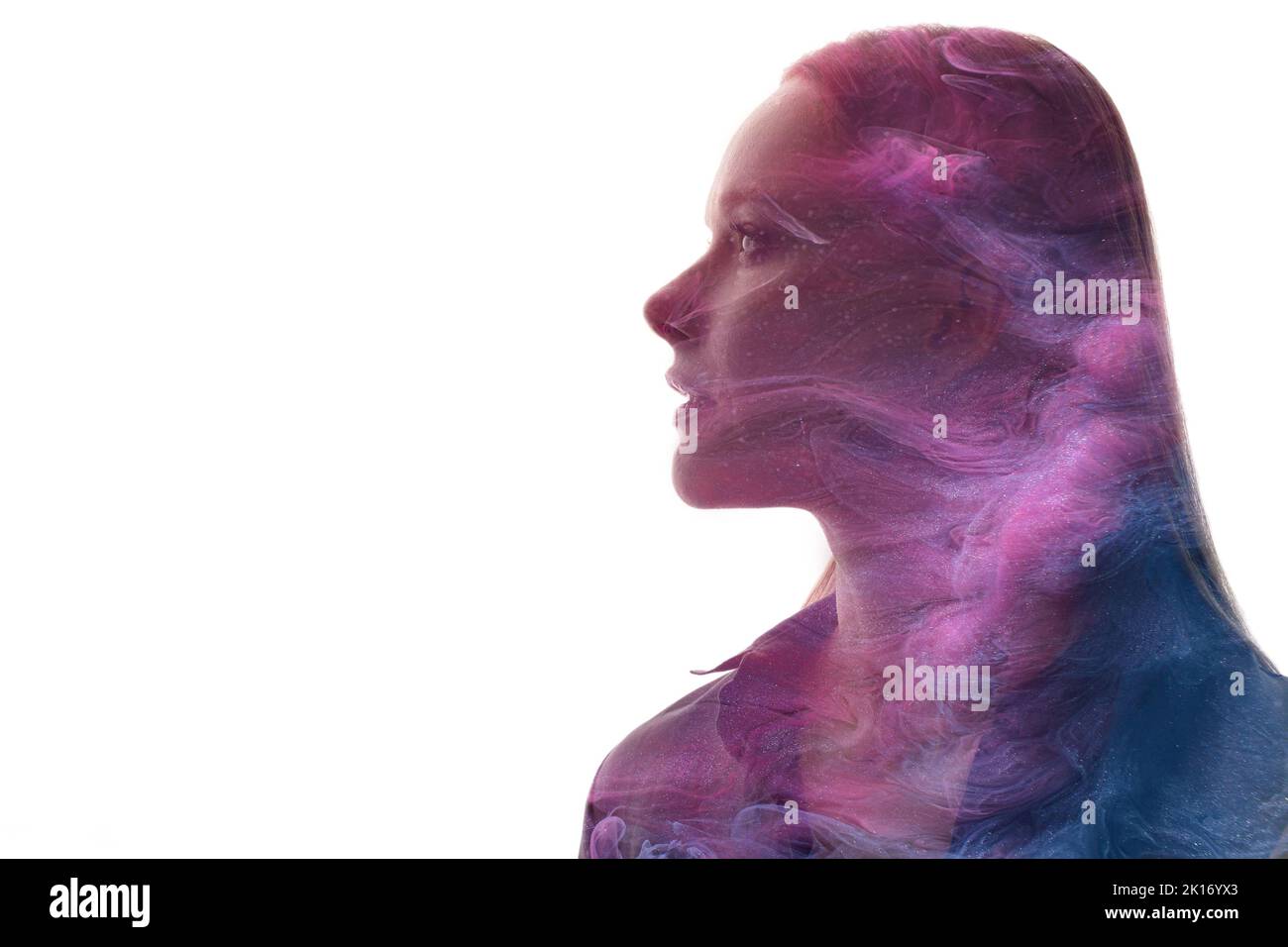 Bildportrait. Hautverjüngung. Esoterische Erholung. Spirituelle Aura. Doppelt belichtet Glitter Neon leuchten lila Rauch im Profil Frau Silhouette isola Stockfoto