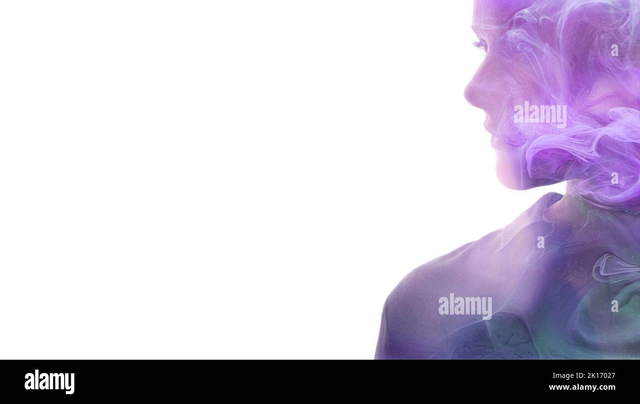 Bildportrait. Weibliches Universum. Harmonie im Gleichgewicht. Spirituelle Erleuchtung. Doppelt belichtet Glitter Neon leuchten lila blauen Nebel in Profil Frau Silhouett Stockfoto