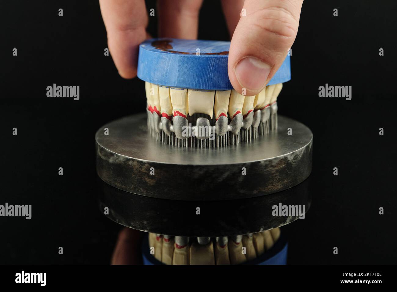 Der Zahntechniker überprüft seine Arbeit im Labor. Zahnkronen auf 3D Drucker für Metall erstellt Stockfoto