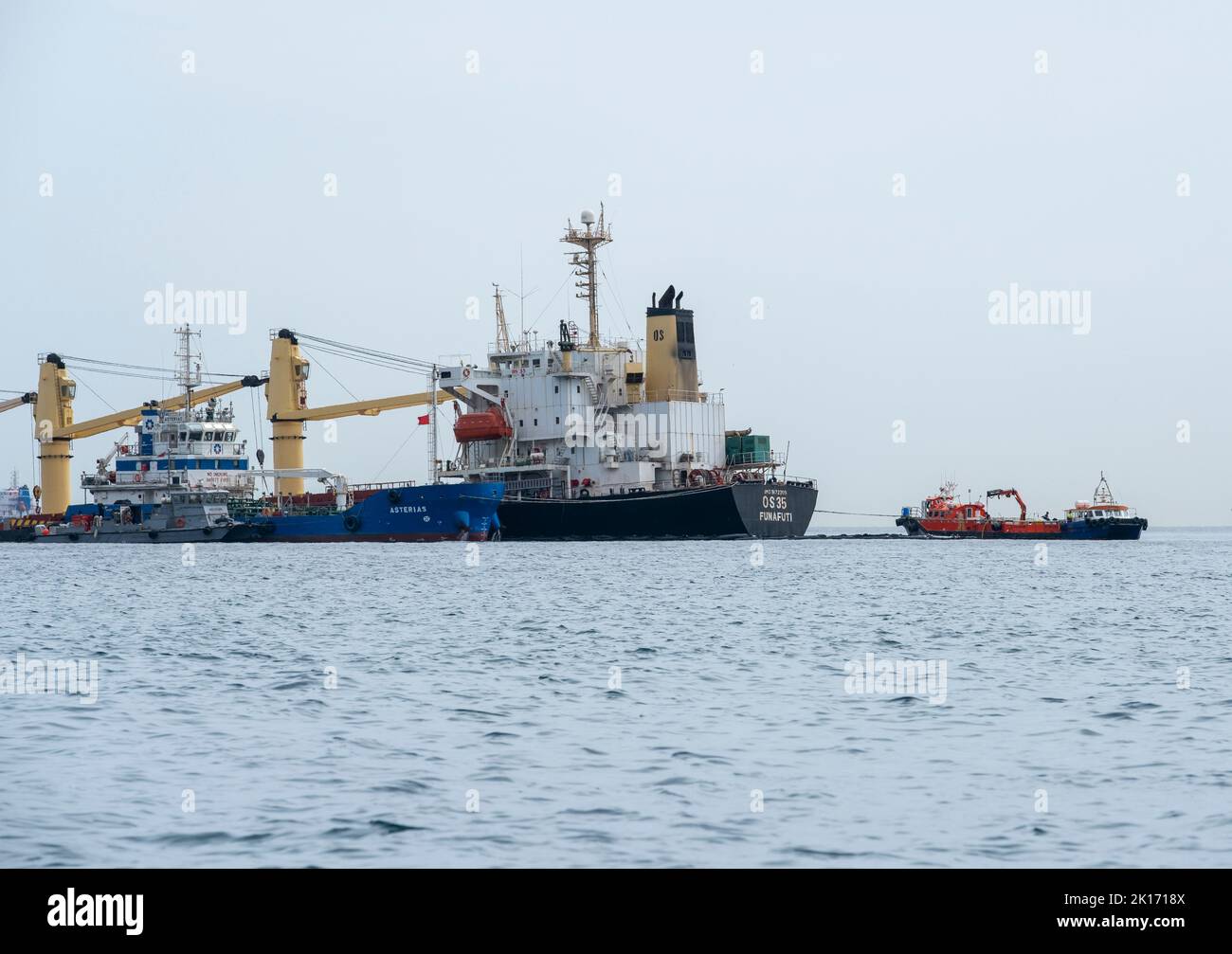 Der OS 35-Transporter, der mit dem ADAM LNG-Tanker vor Gibraltar kollidierte, liegt in der Nähe der Catalan Bay, wo Besatzungen skimmeln, um die Ausbreitung von Öl zu verhindern. Stockfoto