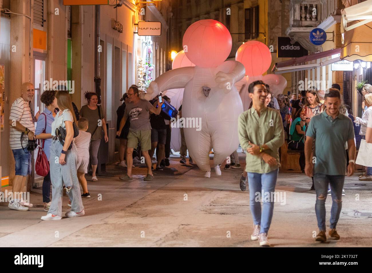 Eröffnung des Lichtfestivals „Visualia“ in Pula, Kroatien am 15. September 2022. Nach der Eröffnung führten riesige, leichte Babys Menschen vom Portarate-Platz durch das Forum und durch die Visualia-Punkte. Kredit: Pixsell Foto & Video Agentur/Alamy Live Nachrichten Stockfoto