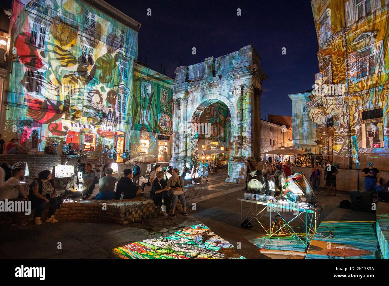 Eröffnung des Lichtfestivals „Visualia“ in Pula, Kroatien am 15. September 2022. Nach der Eröffnung führten riesige, leichte Babys Menschen vom Portarate-Platz durch das Forum und durch die Visualia-Punkte. Kredit: Pixsell Foto & Video Agentur/Alamy Live Nachrichten Stockfoto