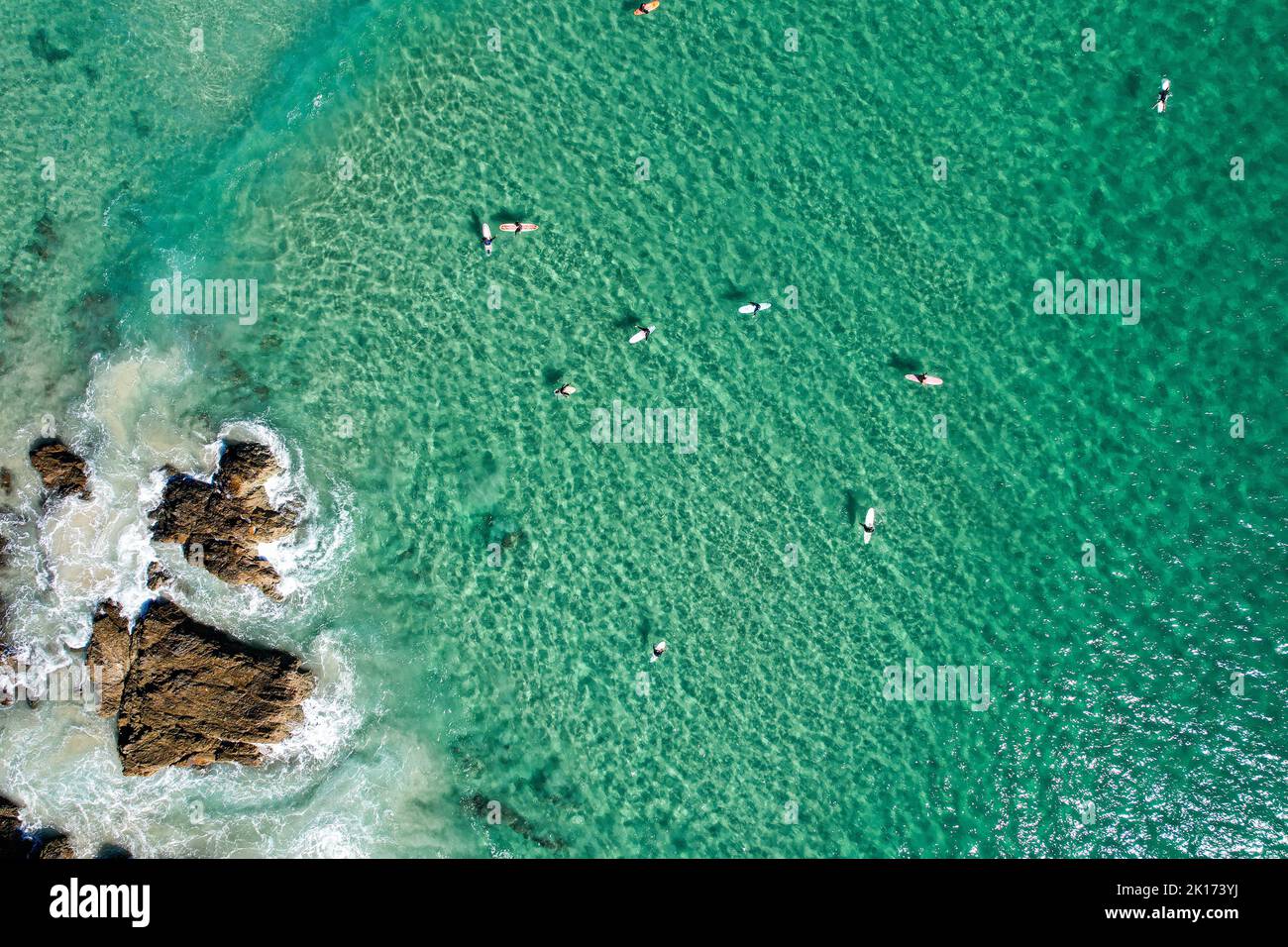 Arial Drohnenbild von Surfern vor der Küste von Byron Bay, New South Wales, Australien. Stockfoto