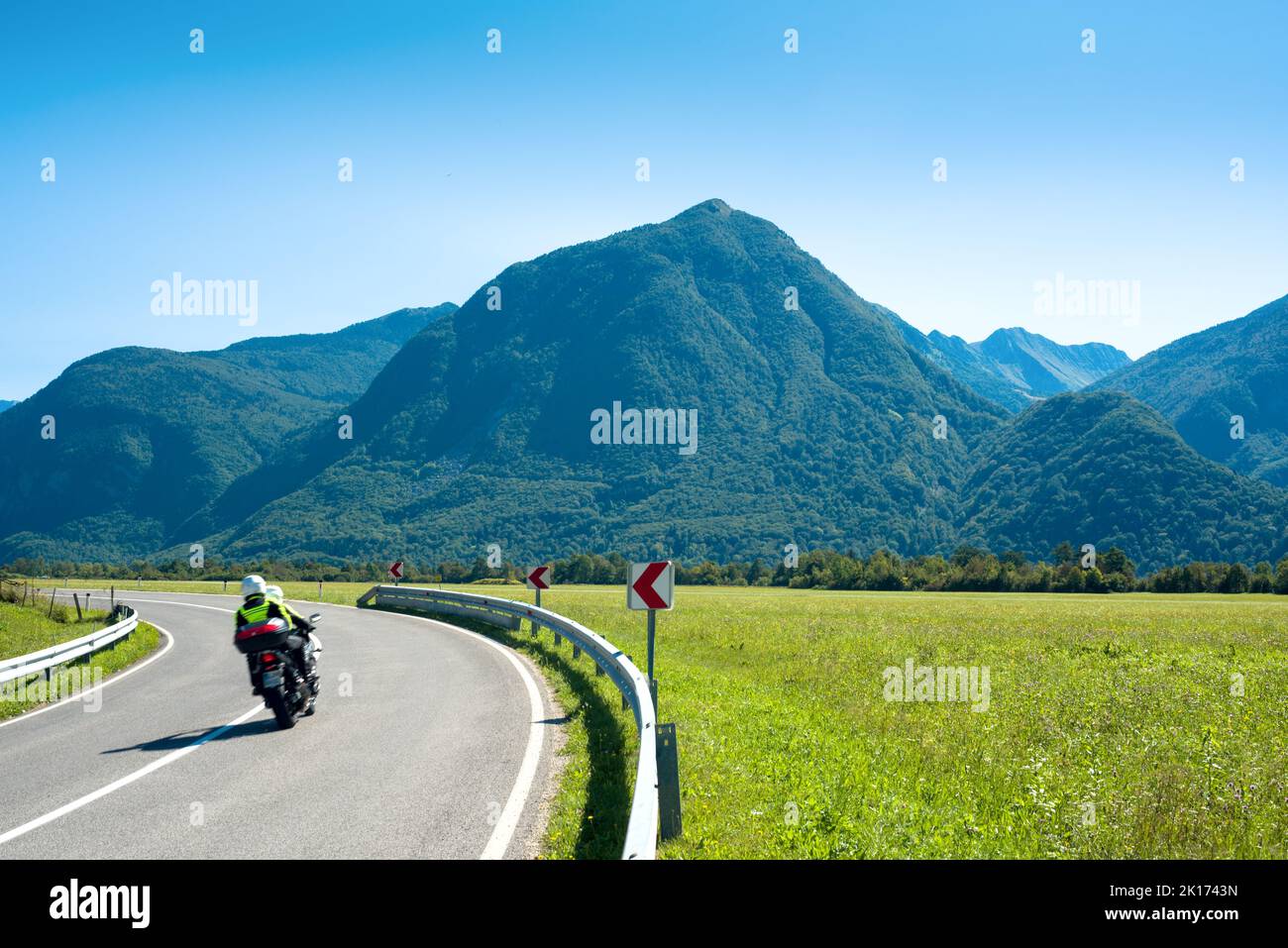 Motorrad auf alpiner Autobahnkurve Stockfoto