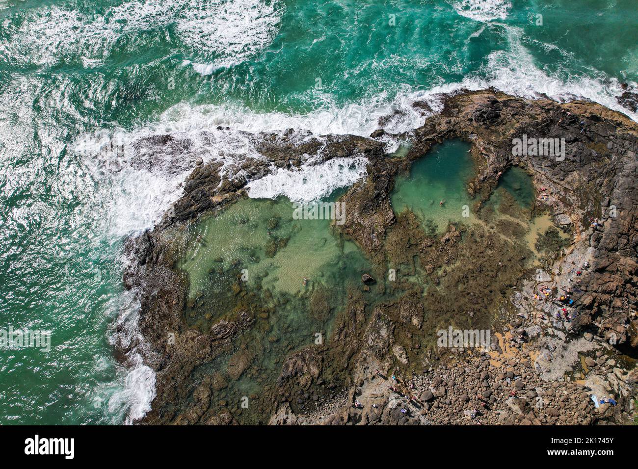 Arial-Drohne von den Champagne Pools auf Fraser Island (K'gari) in Queensland, Australien. Das schöne Wasser stürzt gegen die Felsen unten. Stockfoto